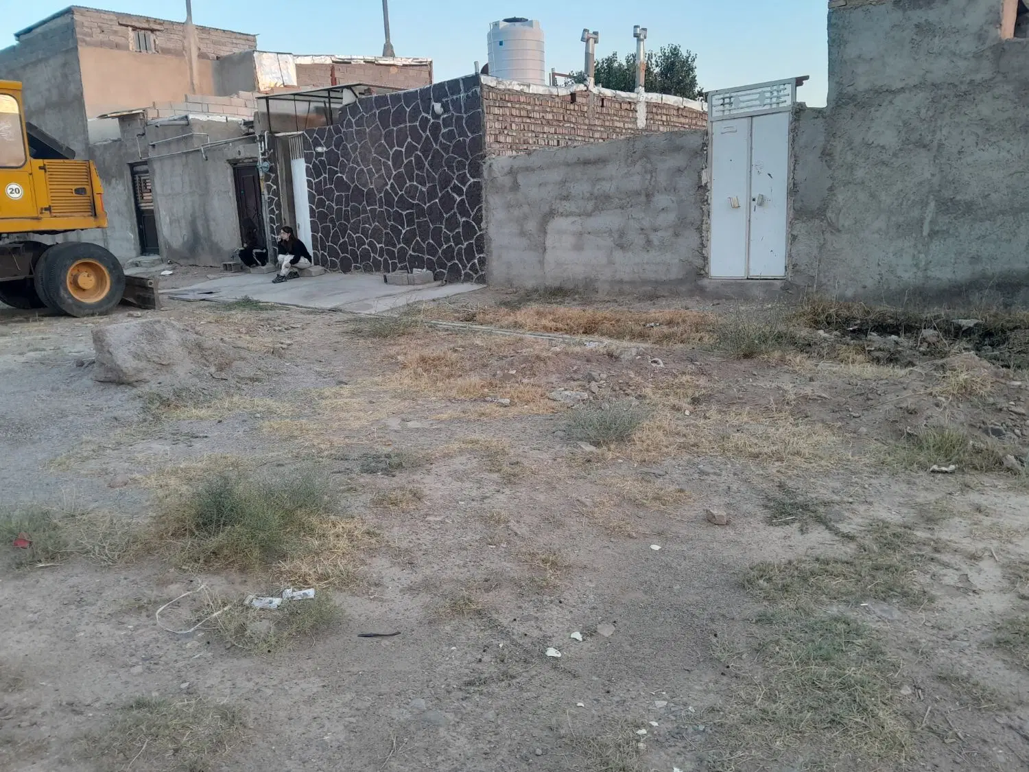 یک قطعه زمین صدمتری در اناخاتون