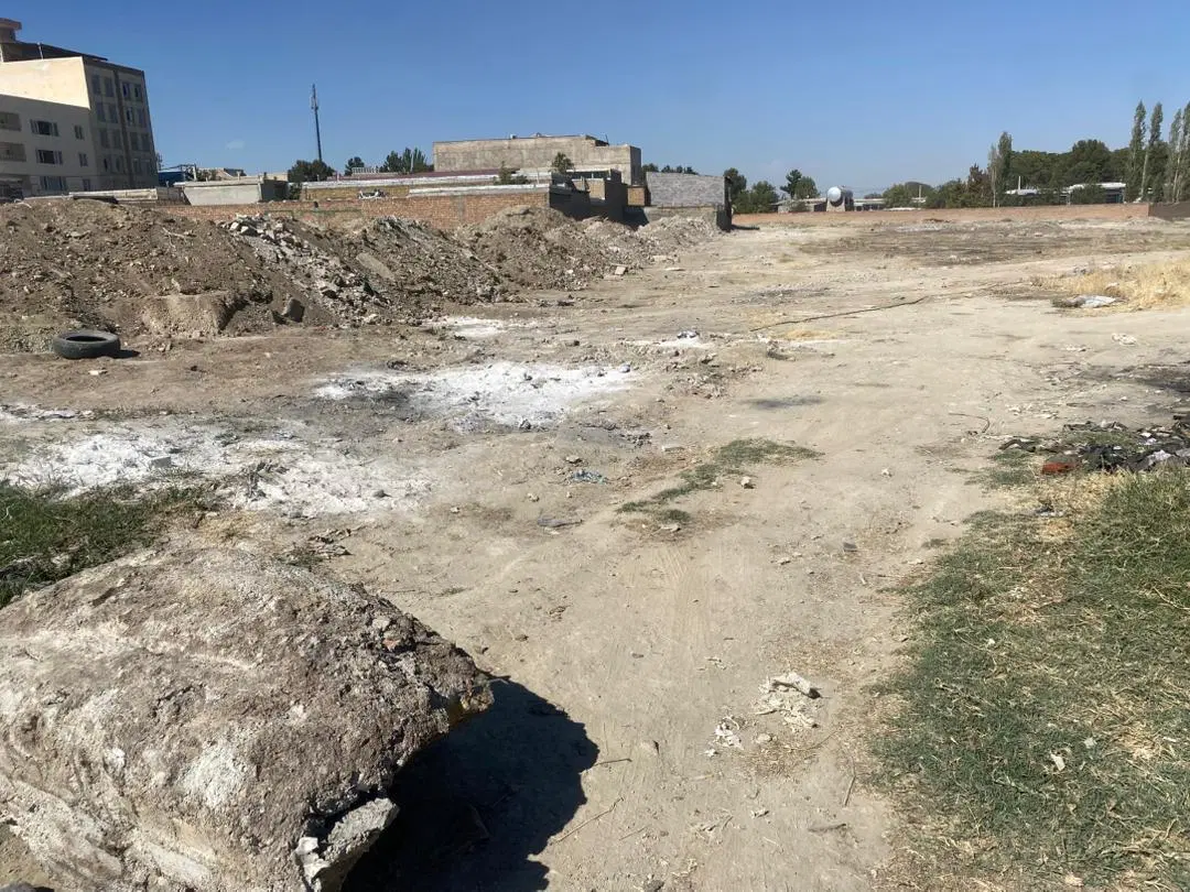 زمین در نزدیکی میدان گندم