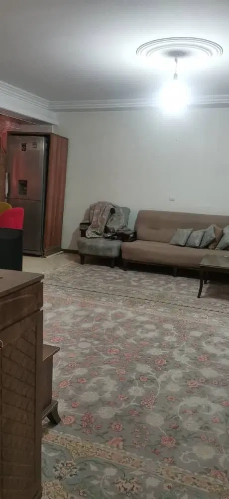 ۶۴متر . آسانسور دار . بالکن .