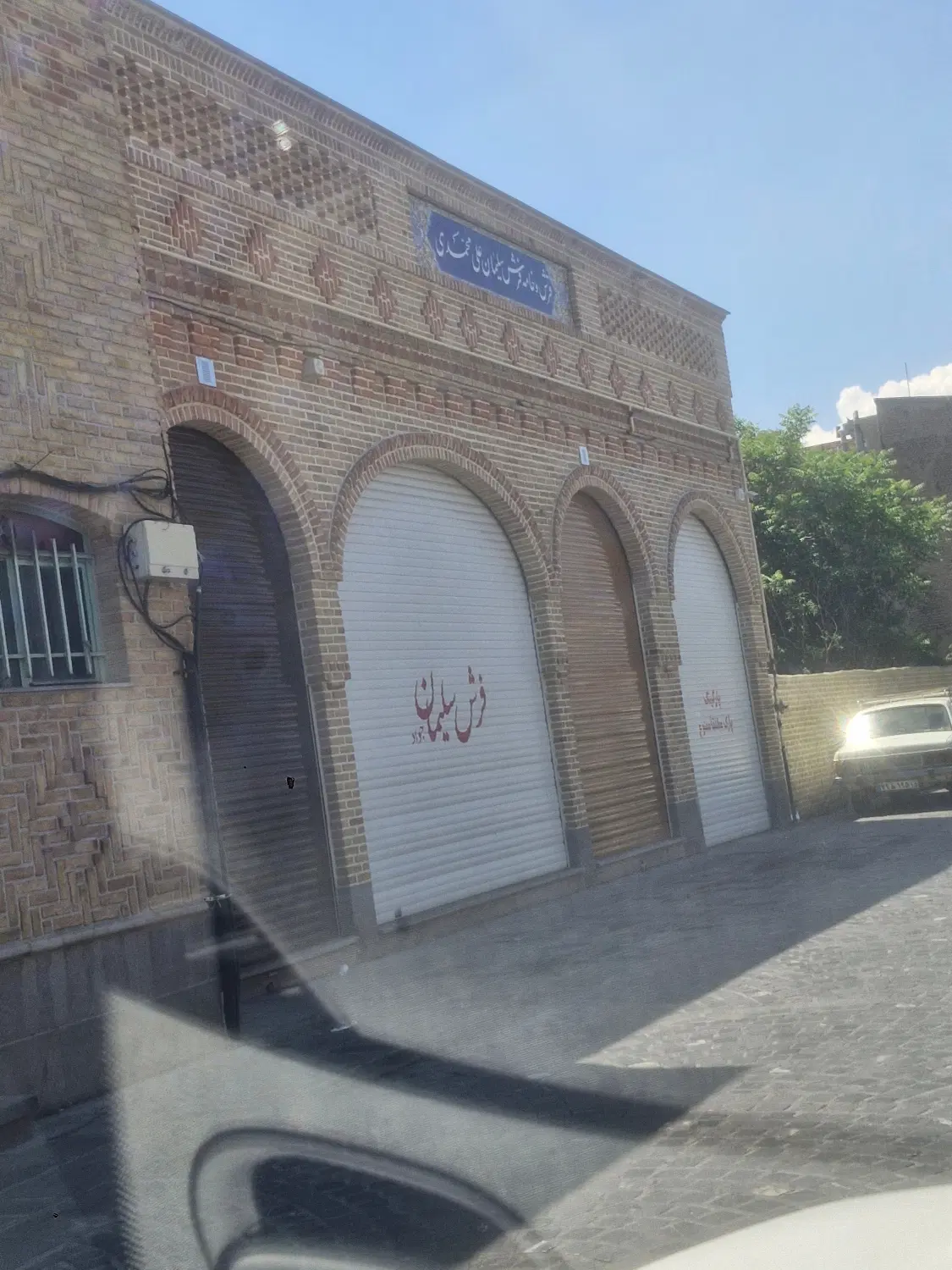 434متر زمین دو نبش تجاری با 4 دهنه مغازه تجاری