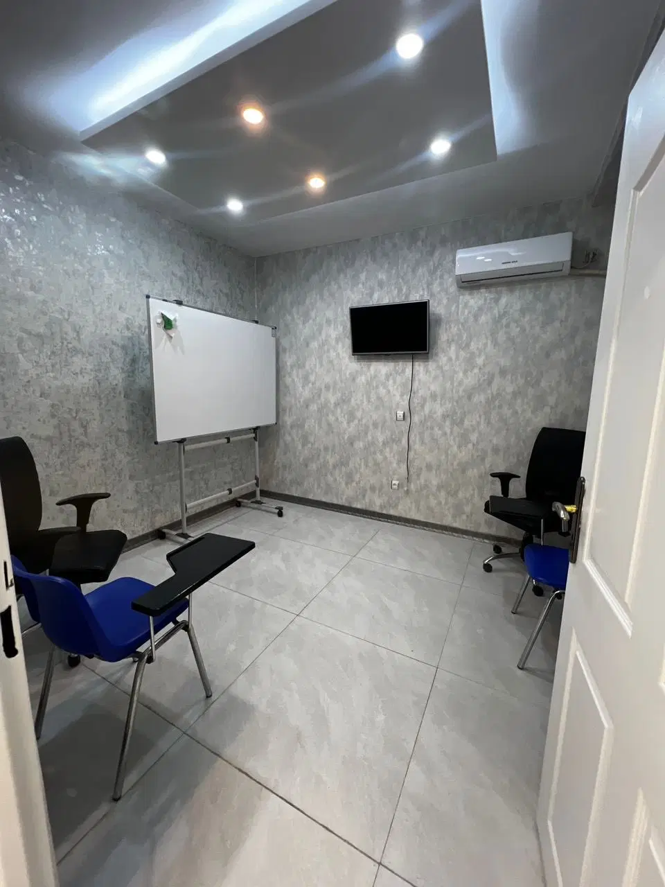 دفترکار ۸۰ متری ۳ اتاقه بازسازی شده