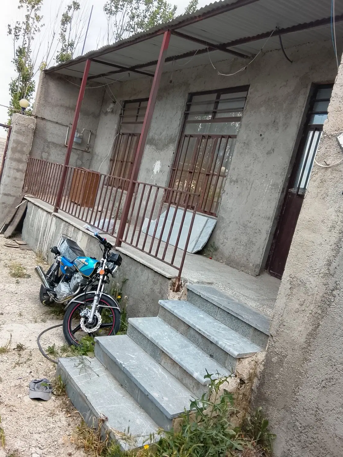 خانه ویلایی لبه جاده در روستای علی کمر