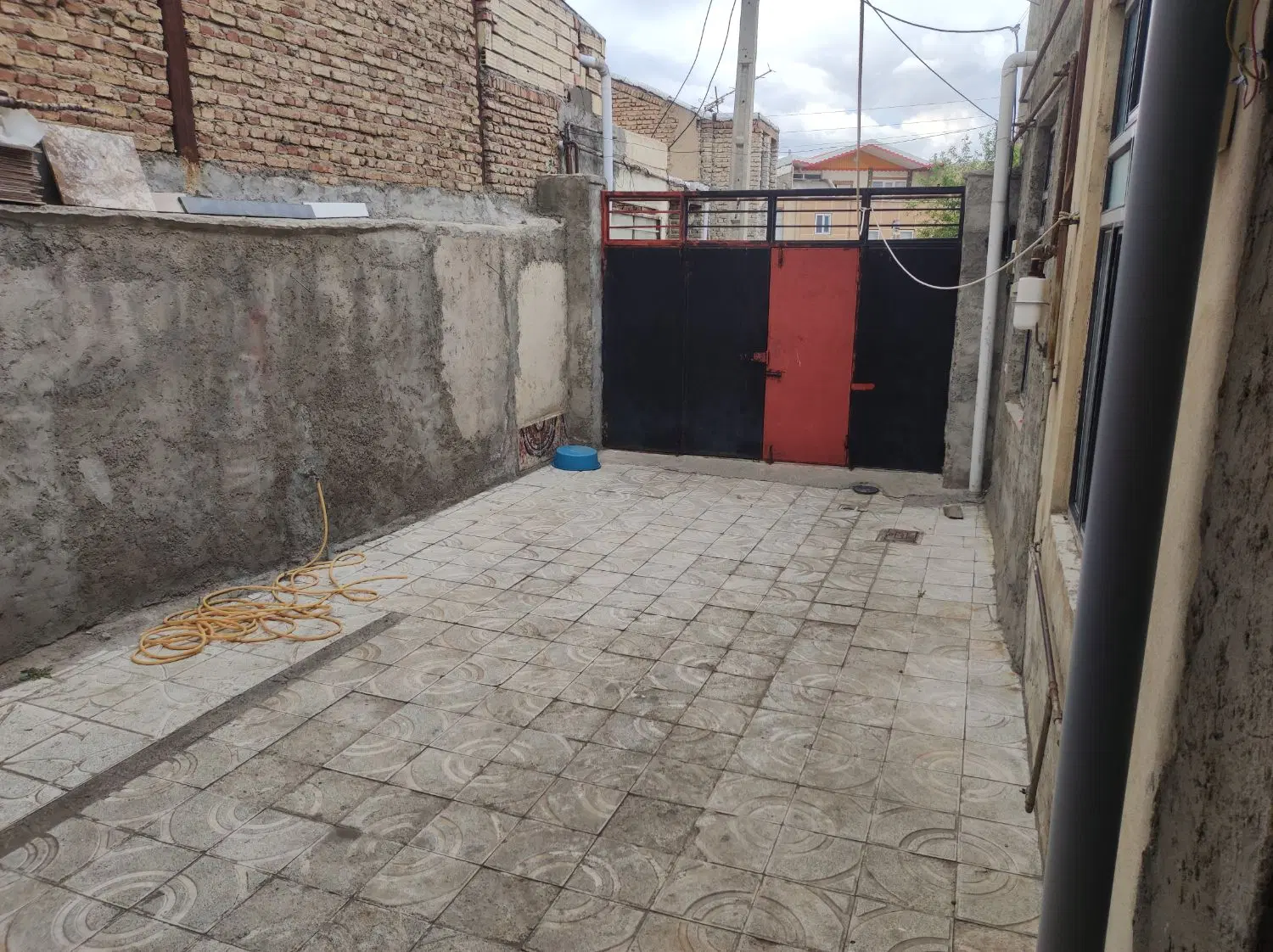 سوئیت دو خوابه پارکینگ دار( حیاط)