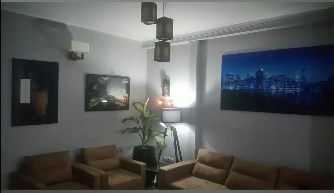 همخانه خانم می‌پذیرم.