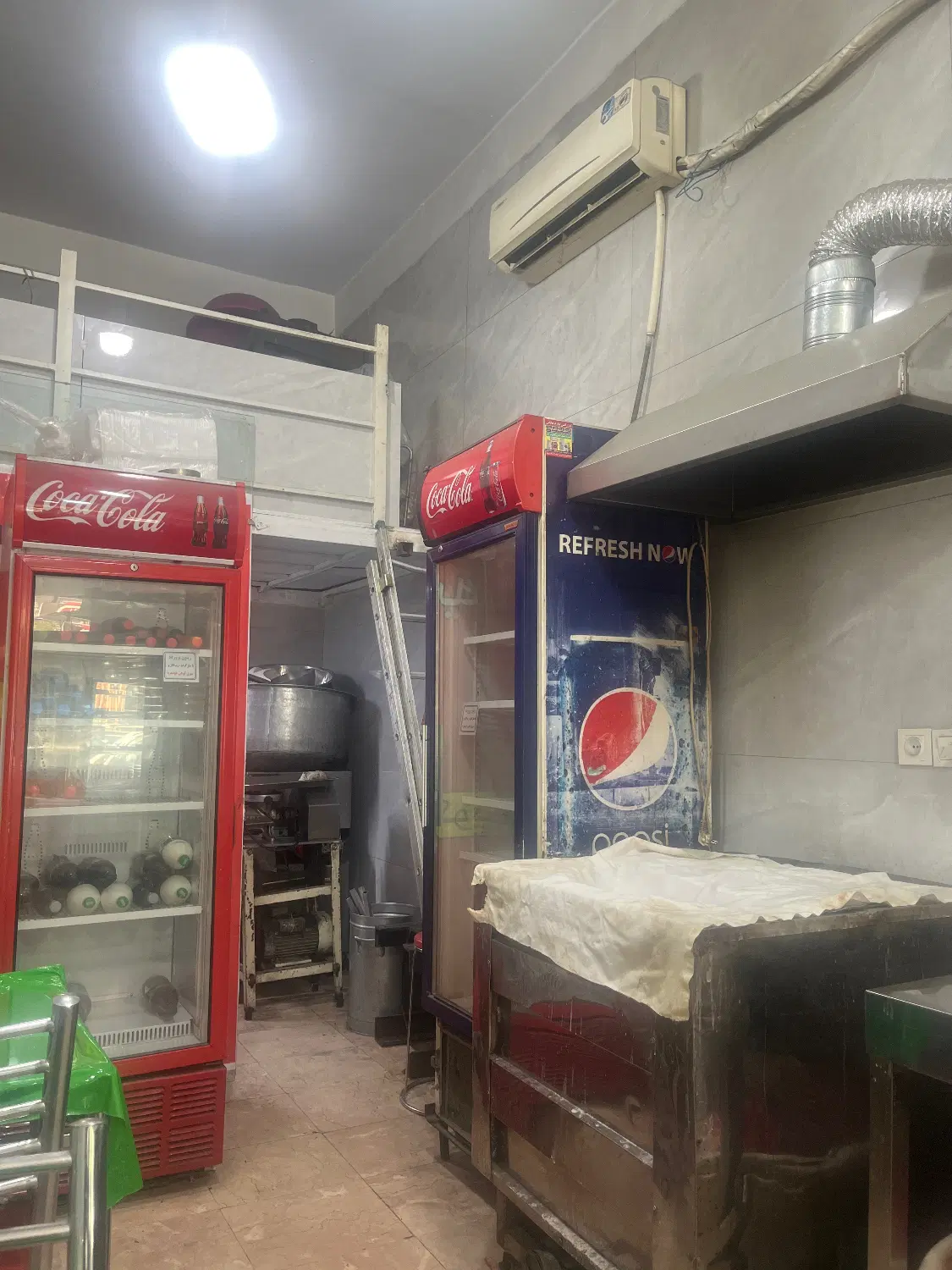 مغازه کبابی فعال دور میدان