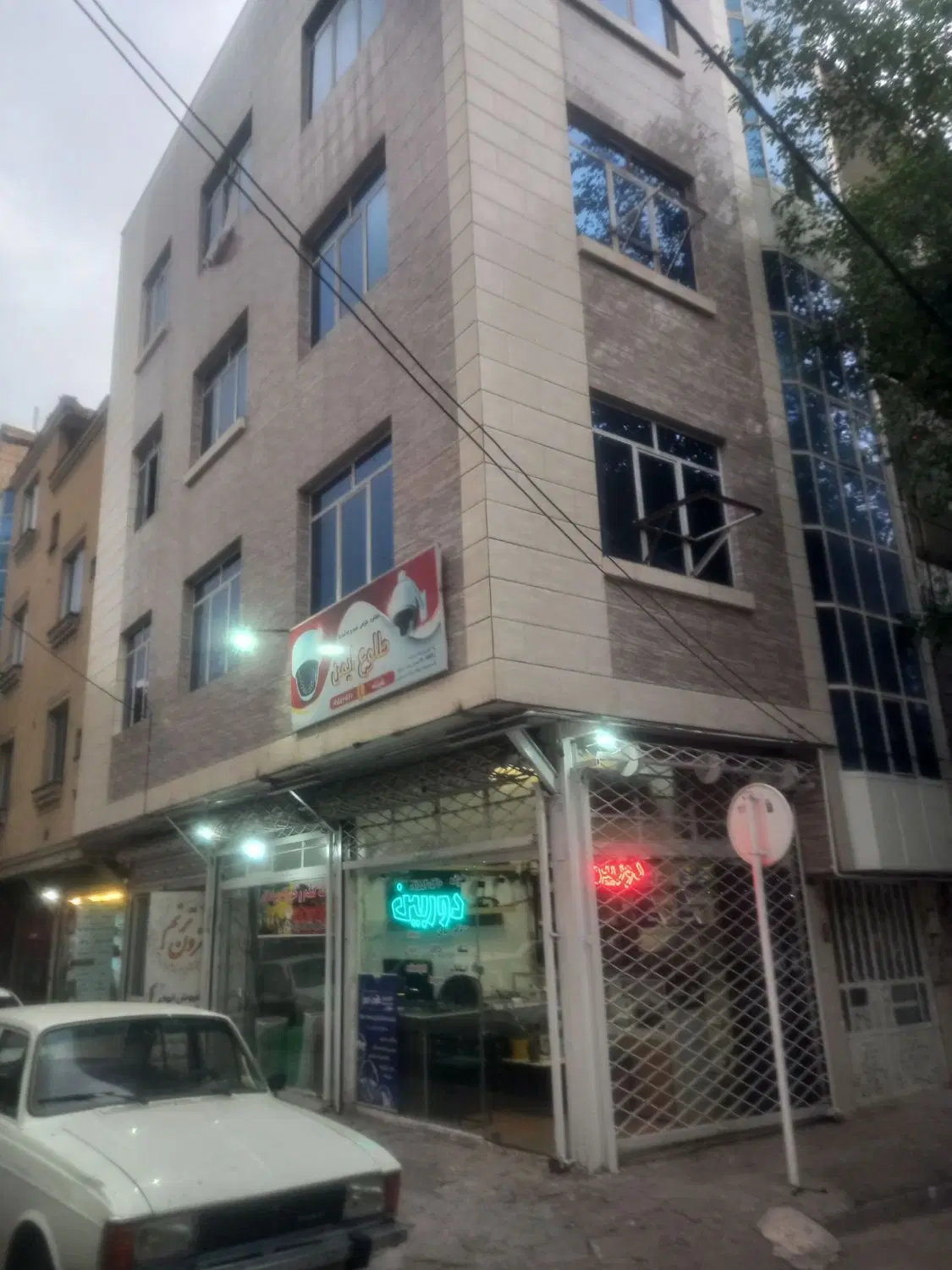 یک مغازه سر دونبش