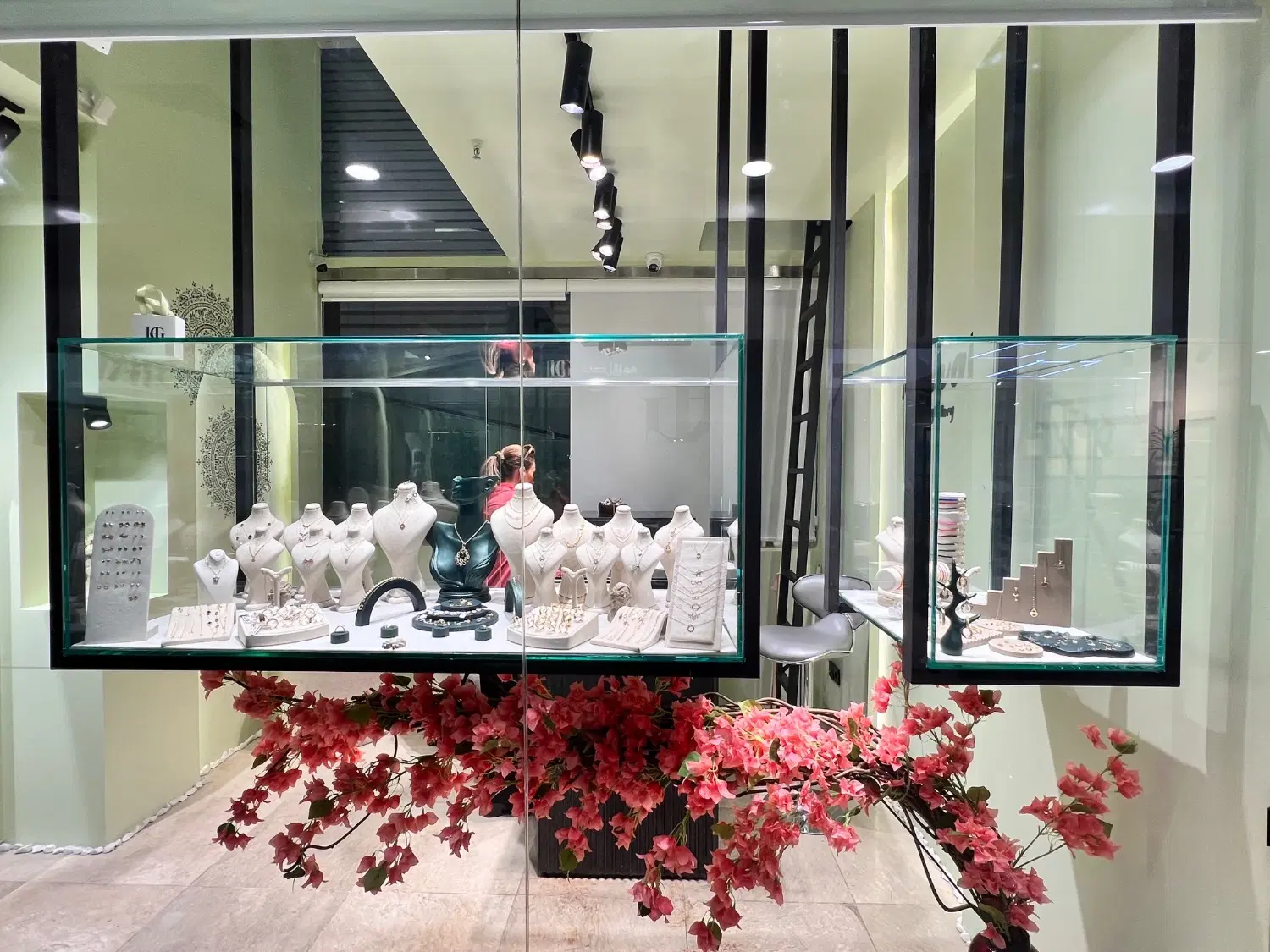 پاساژ آمال گالری طلا اقدسیه ۱۵ متر