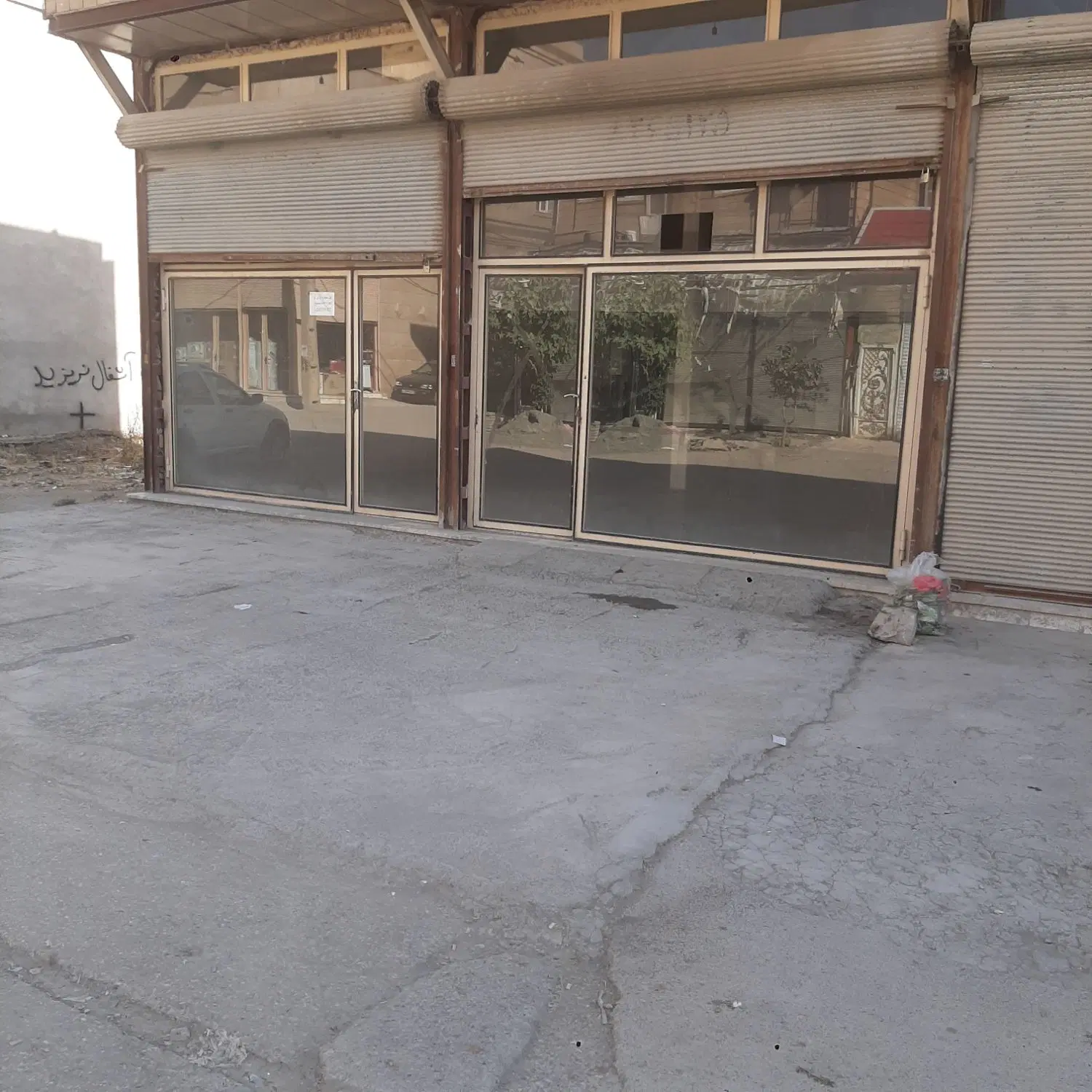 مغازه ۱۲۵ متری با بالکن ۸۵ متر کف ۴۰متر بالکن