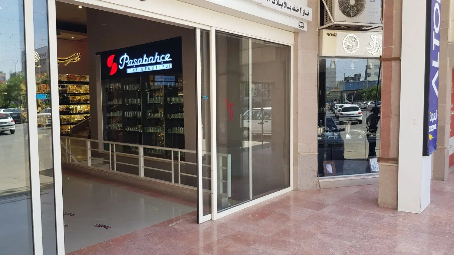 فروش واحد تجاری بازار امیر . درب ورودی