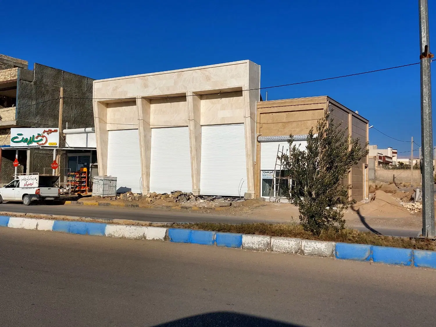 یک‌ واحد تجاری حاشیه بلوار غدیر