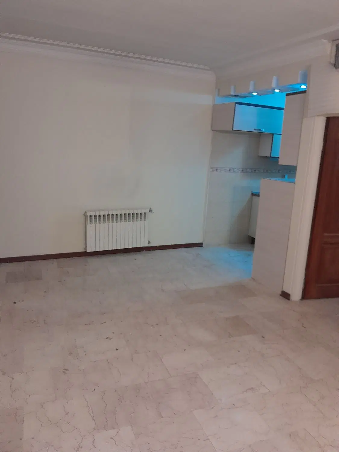 ۵۵ متری طبقه ۳ انباری میدان ۸۲