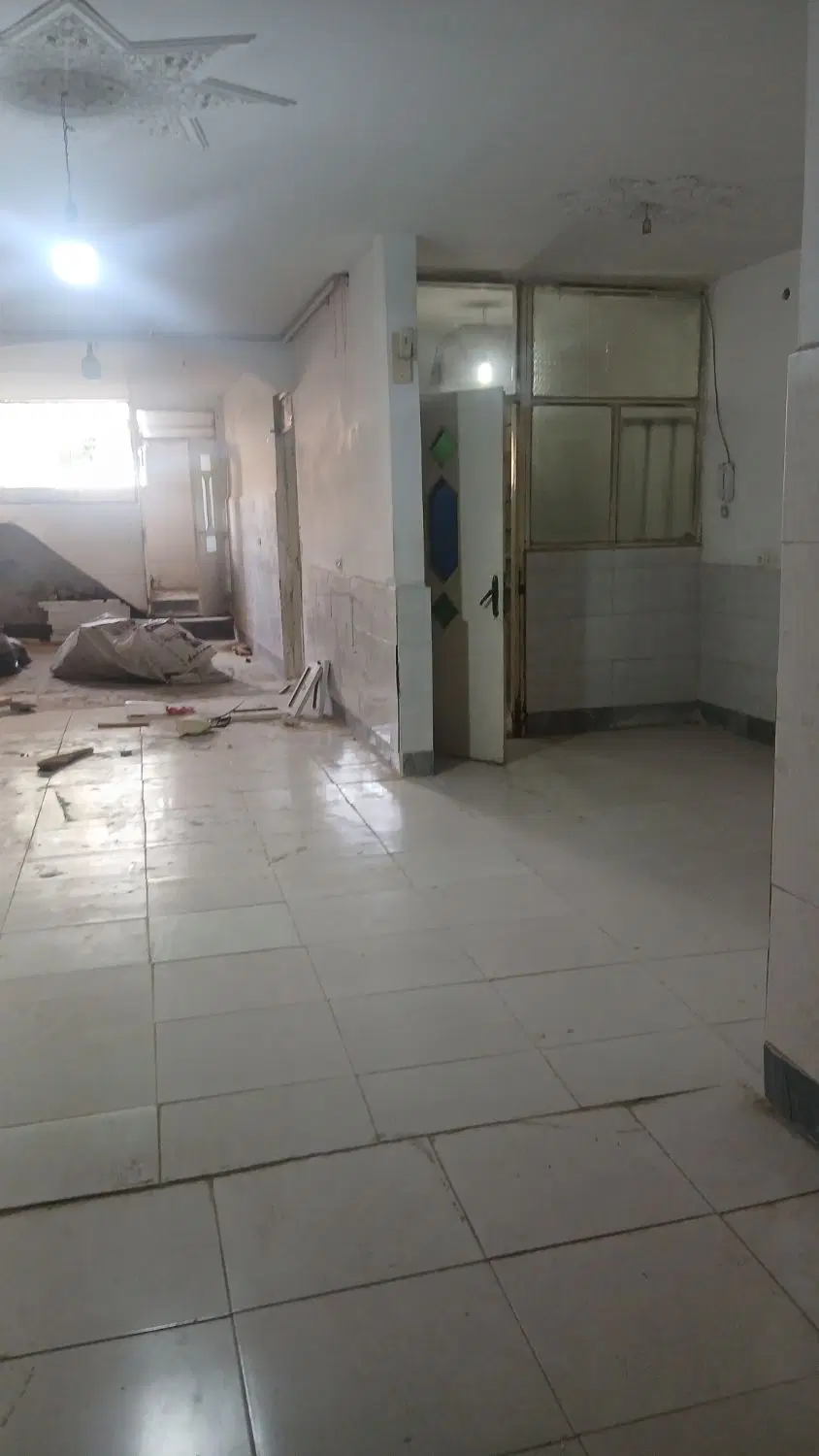 .  کارگاه و انباری و مغازه