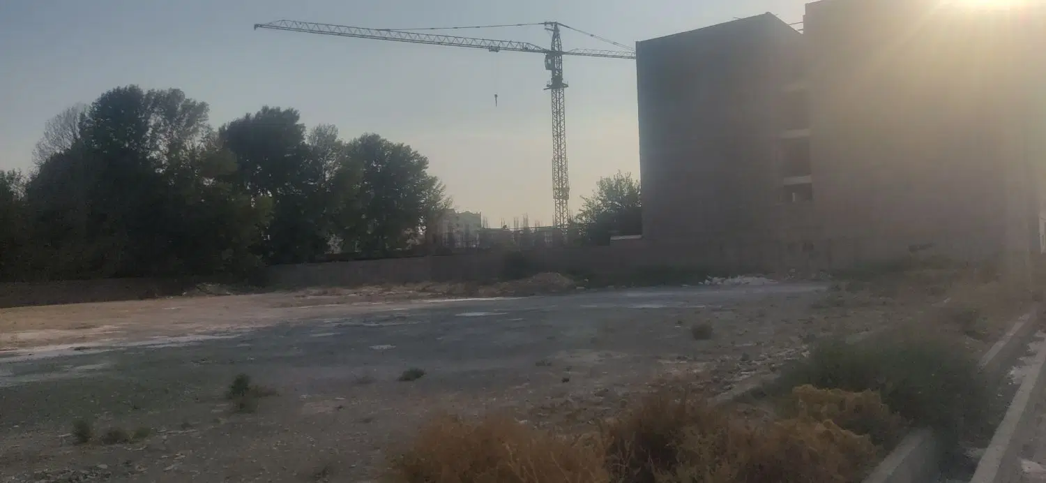 190متر زمین کاربری مسکونی اطراف زمین ساخته شده