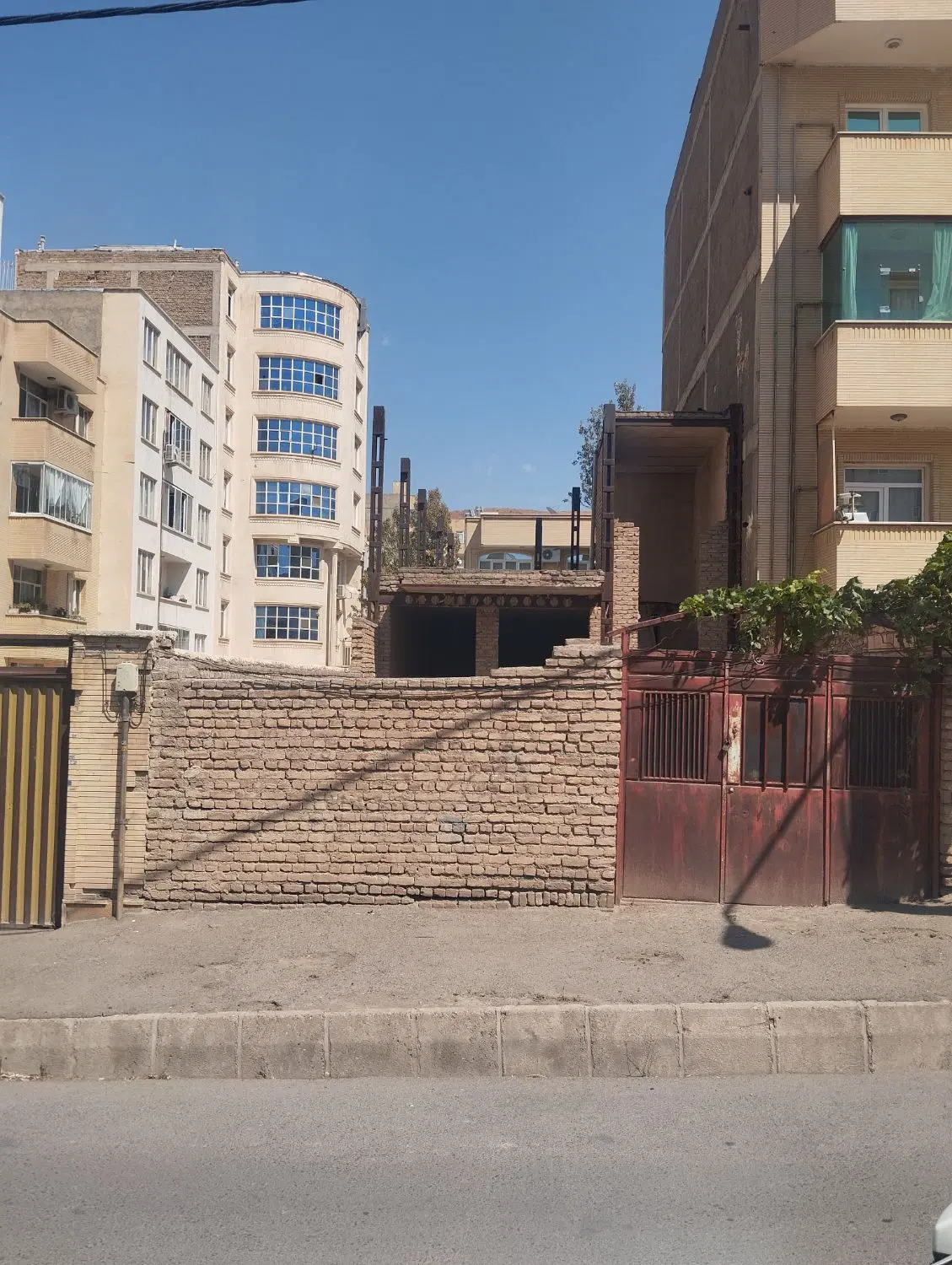 فروش حیاط کلنگی نیمه کاره ۱۹۶ متری شمالی باغمیشه