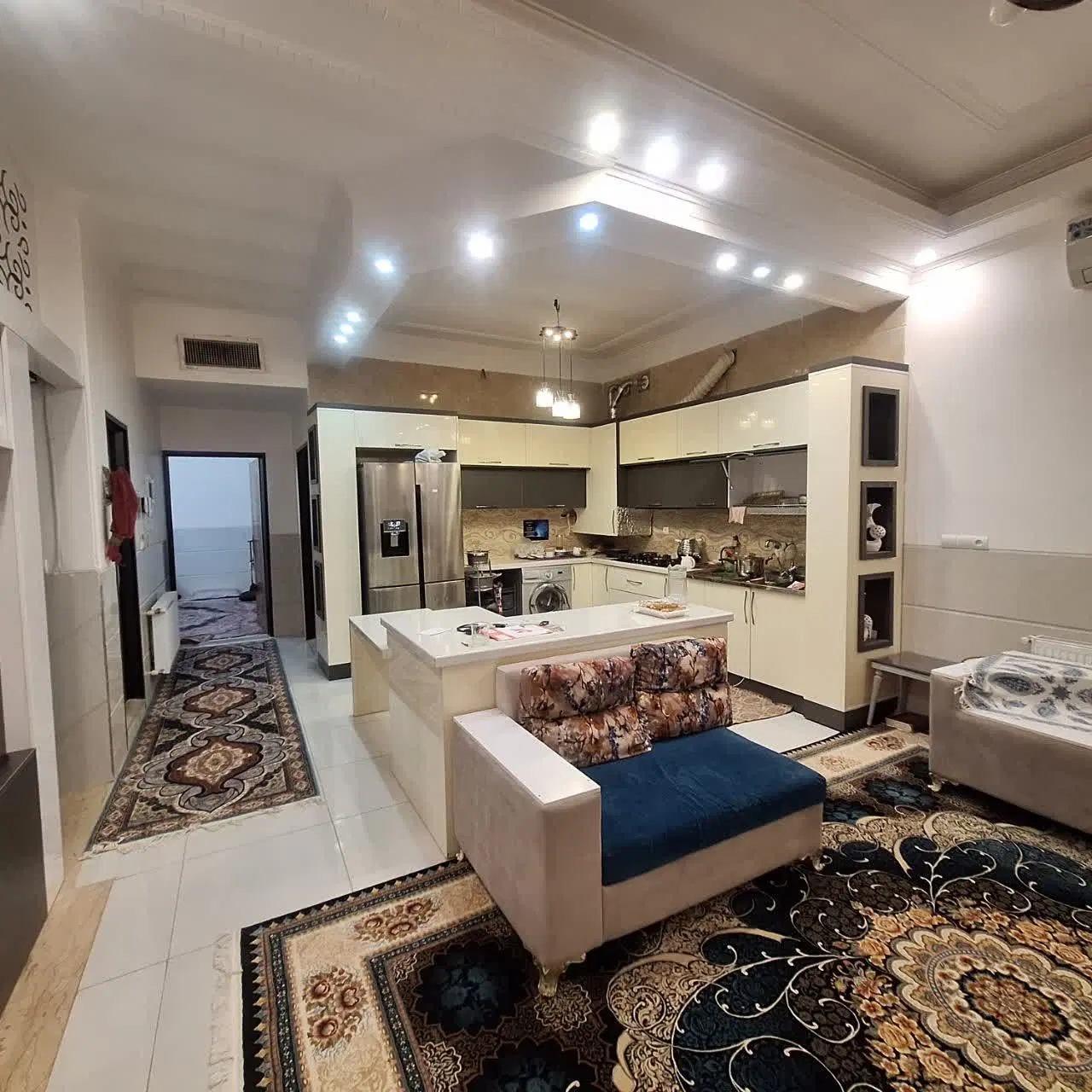 خانه پشت پارک بزرگ شهر