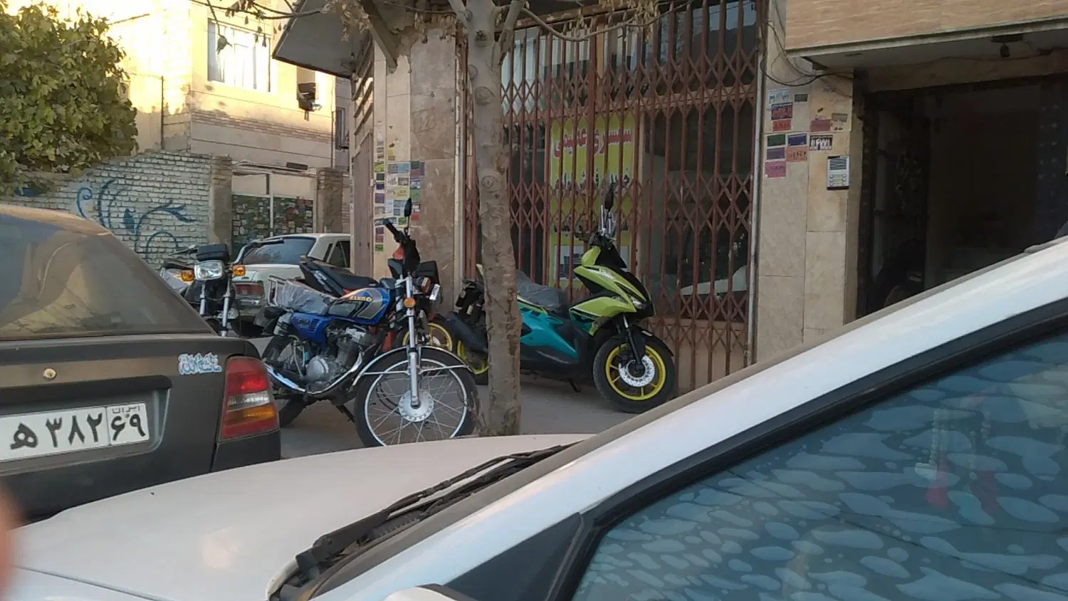 مغازه حدود 28متر بشکل مربع. و دو دهنه. روبروی پارک
