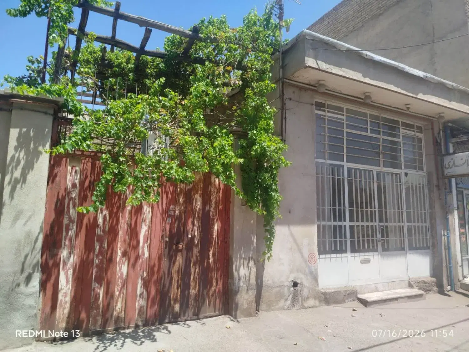 منزل مسکونی و مغازه تجاری با موقعیت عالی
