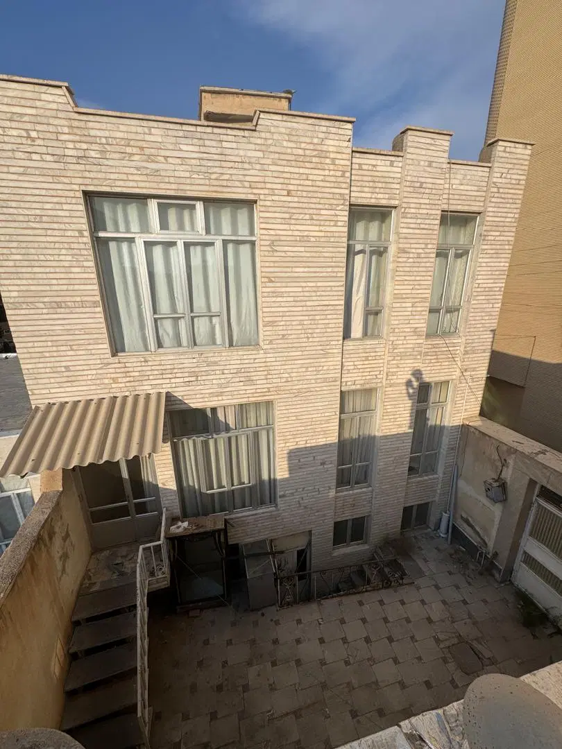 حیات دو نبش با ساختمان سه طبقه منجم کوی شهرام