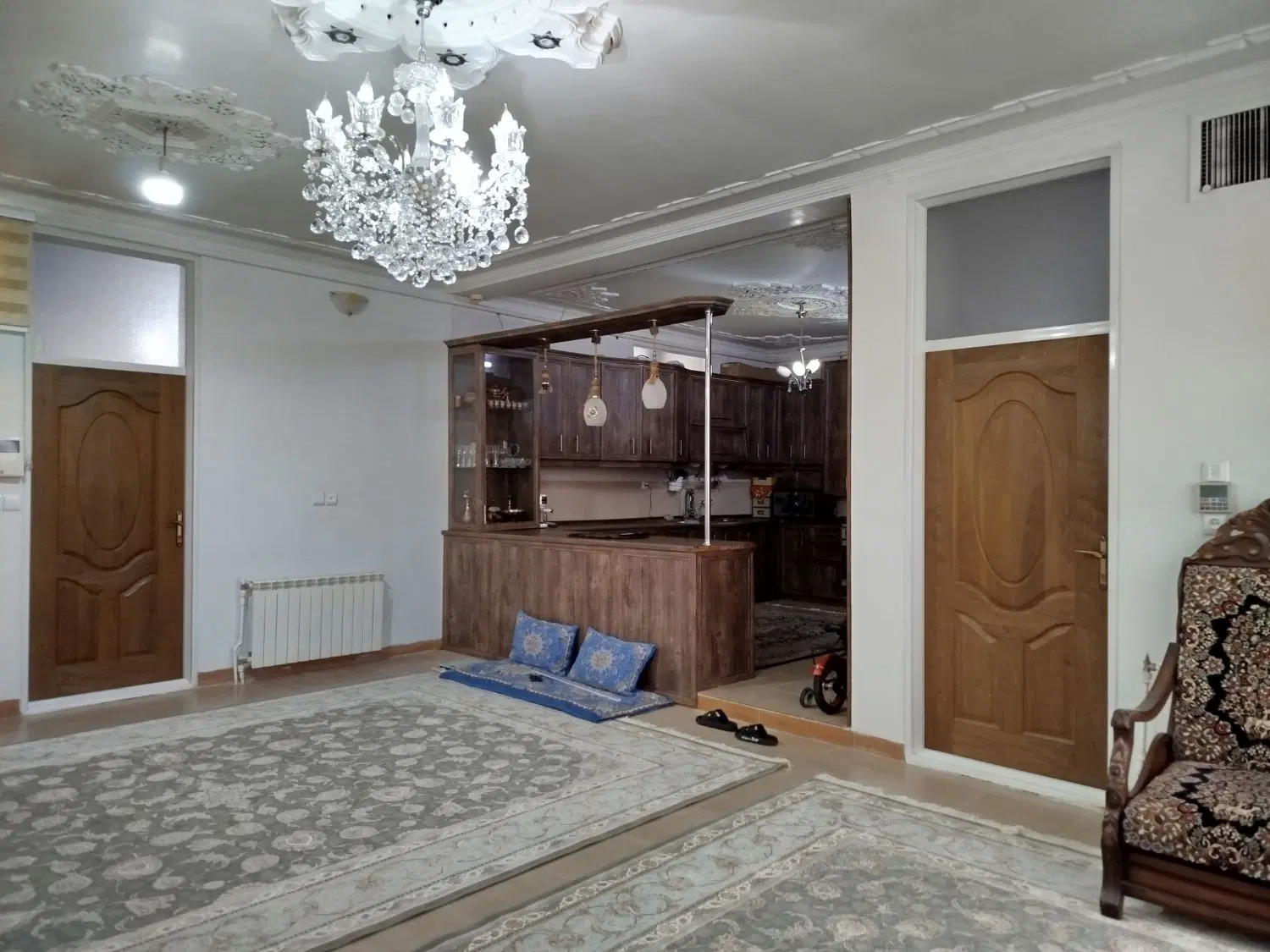 خانه با دو دهنه مغازه در مرکز شهر زرند