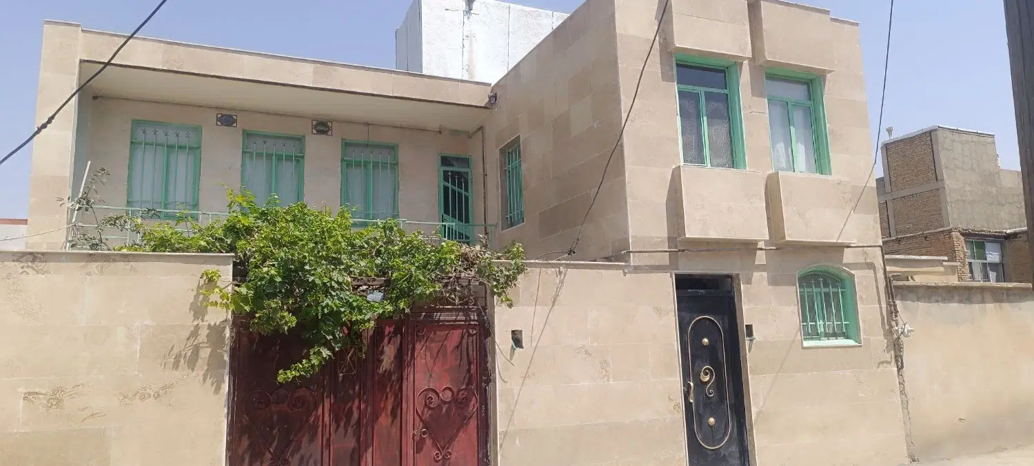 یک از دو راه جدا حیاط دار