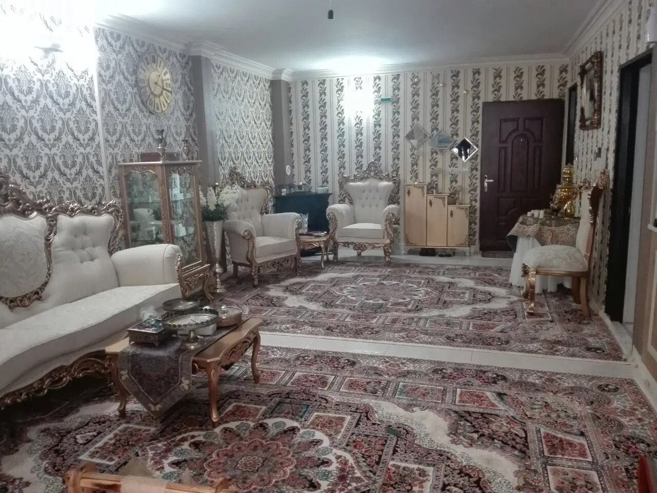 آپارتمان۸۵مترزیر بنا.دوخواب.۱۵مترحیاط دار.وکالتی