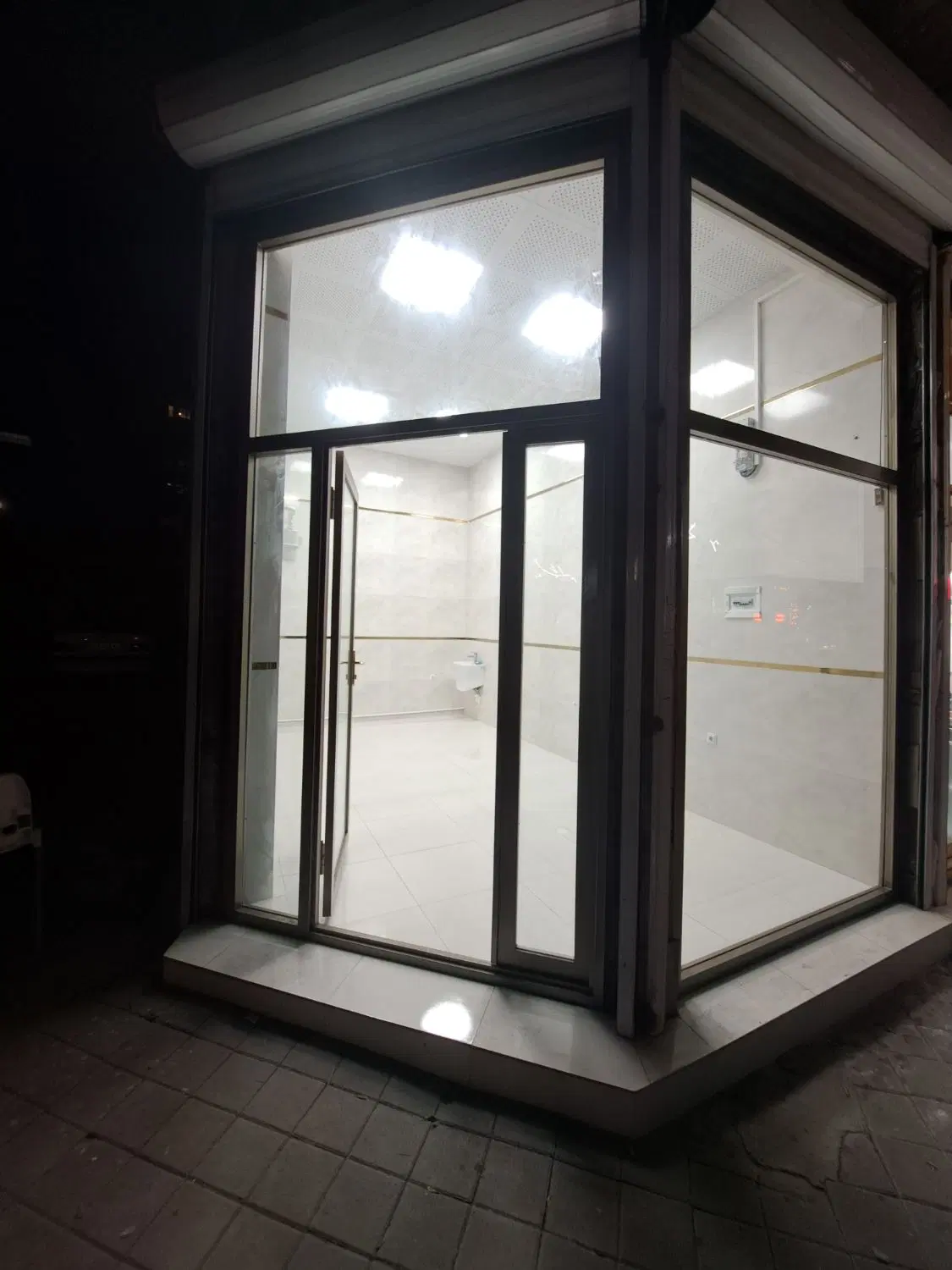 یک باب مغازه واقع در خیابان معادی