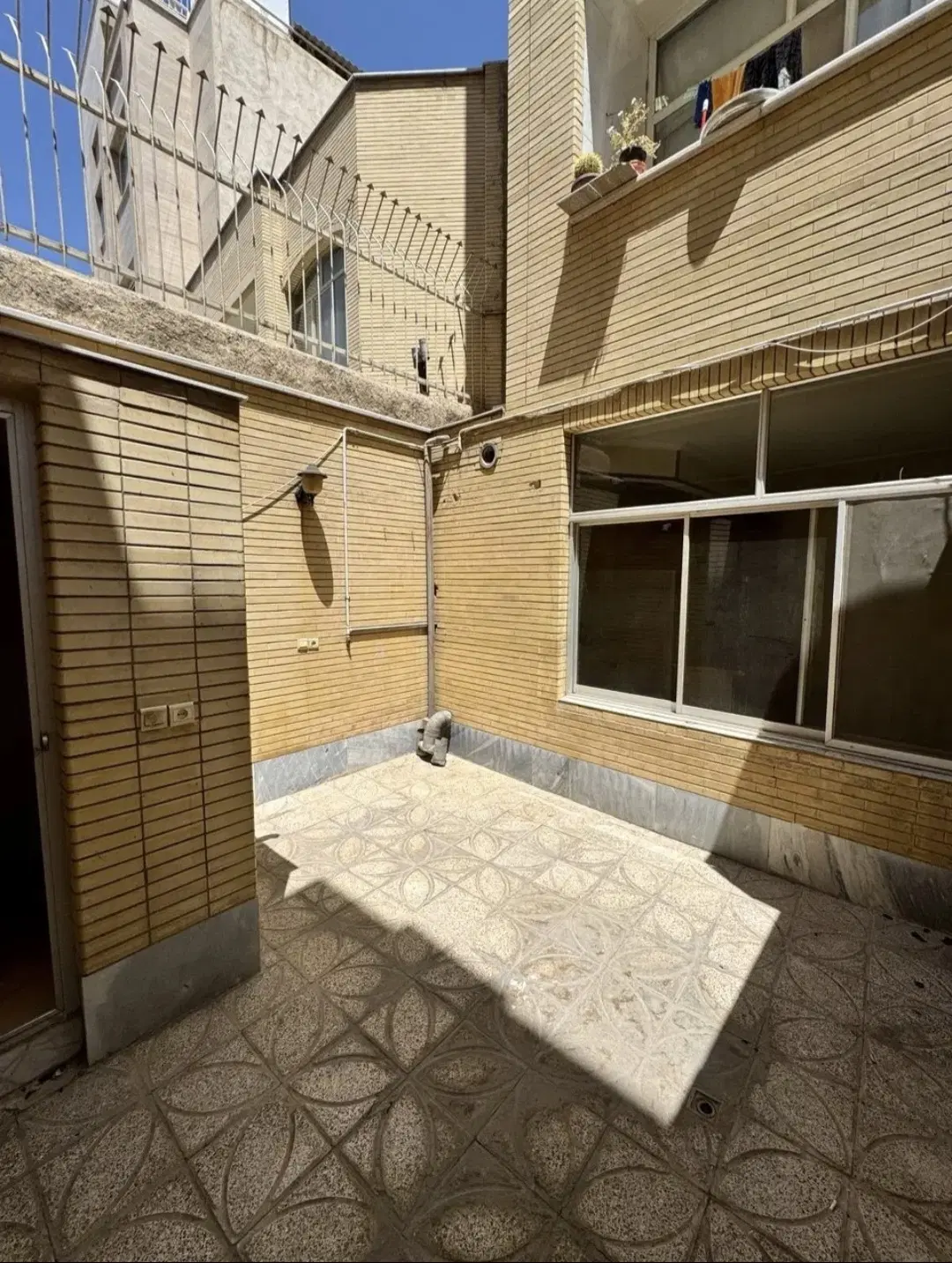 اجاره آپارتمان تک واحدی همکف با حیاط اختصاصی