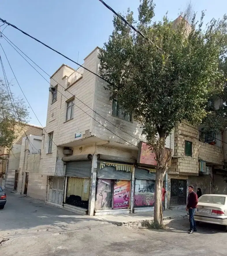 فروش منزل مسکونی همراه با مغازه همکف