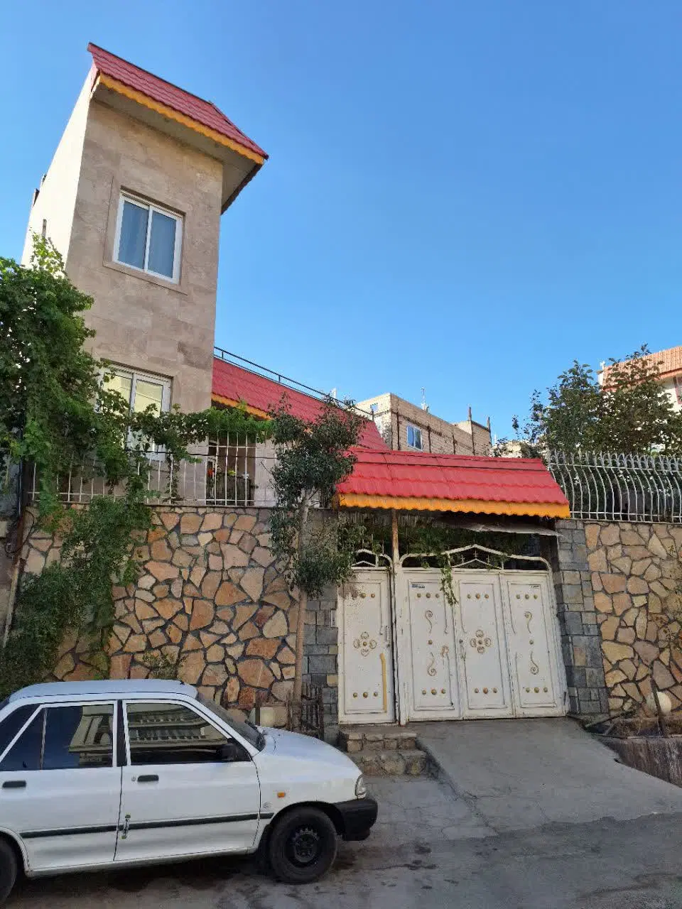 خانه ویلایی دو واحدی باحیاط بسیارزیبا