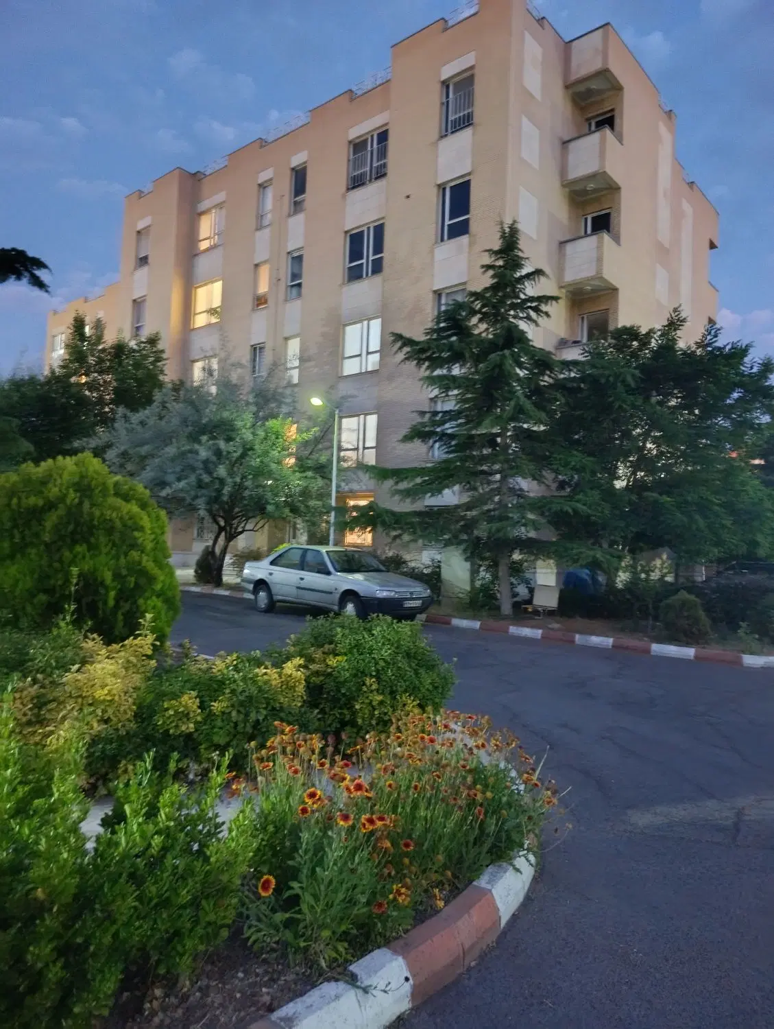 آپارتمان۸۲ متر سهند مجتمع سبلان جنب بانک ملی