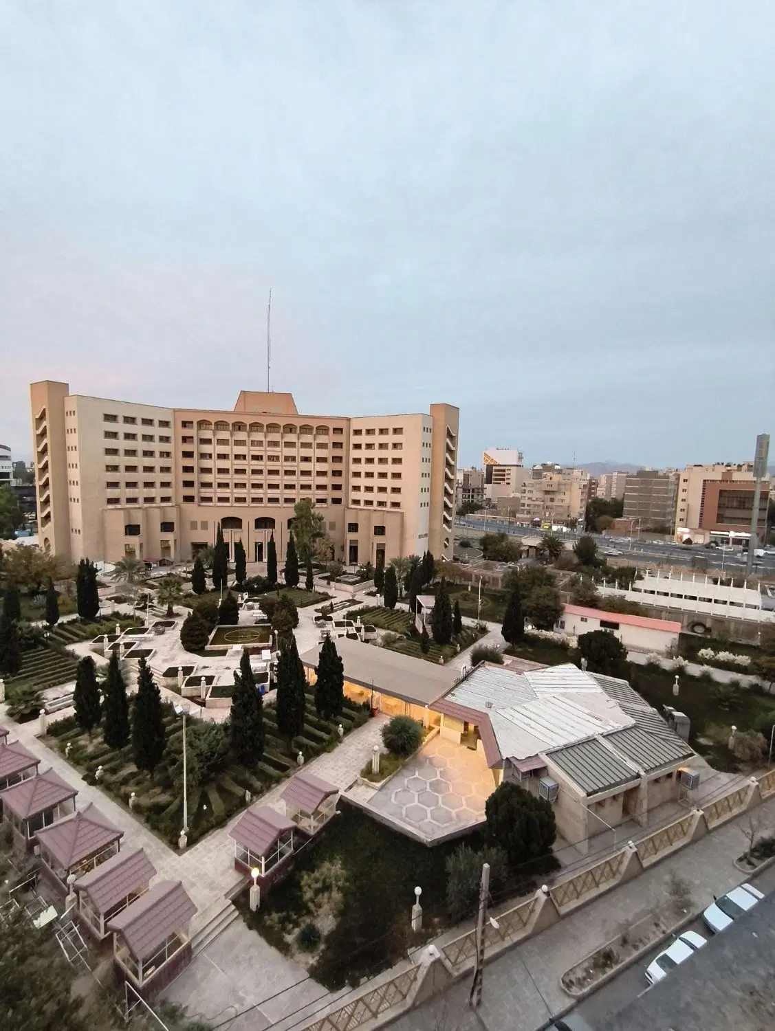 145متری هوشنگ مرادی، هتل پارس