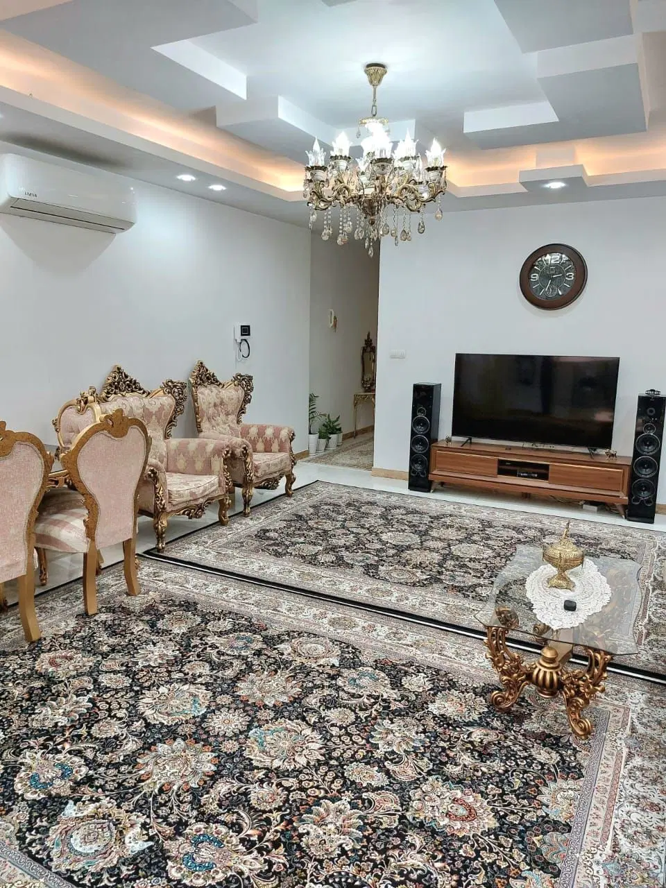 ۹۳آپارتمان ۱۱۰هکتاری اشتهاردخیابان کلانتری
