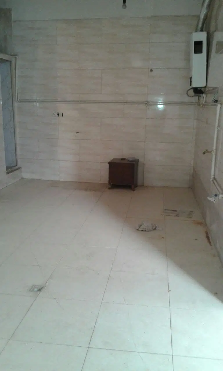 مغازه دو نبش ۶۰ متری دارای اتاق کارگری