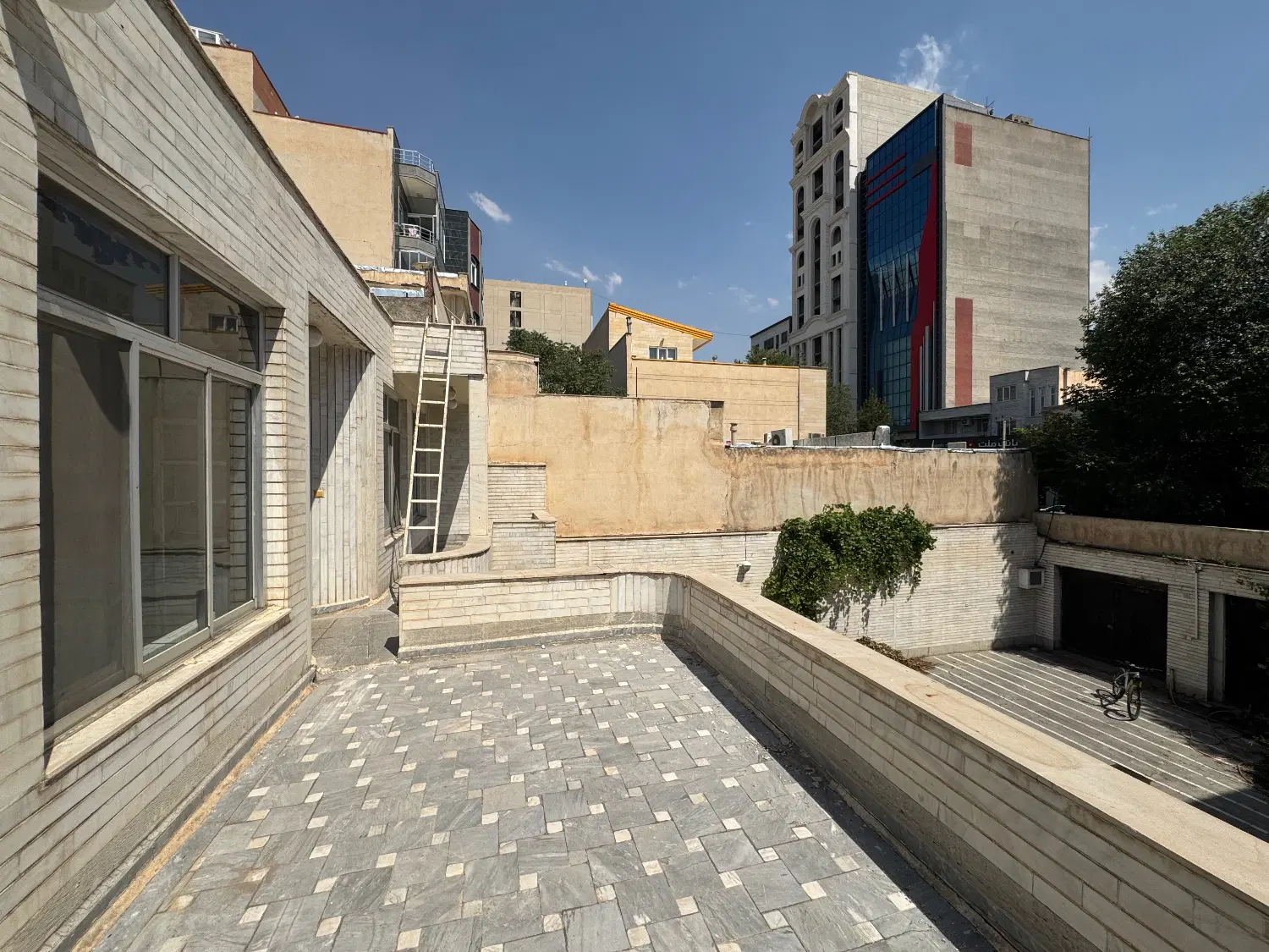 اجاره حیاط دوبلکس برخیابان اول سر بالایی ولیعصر