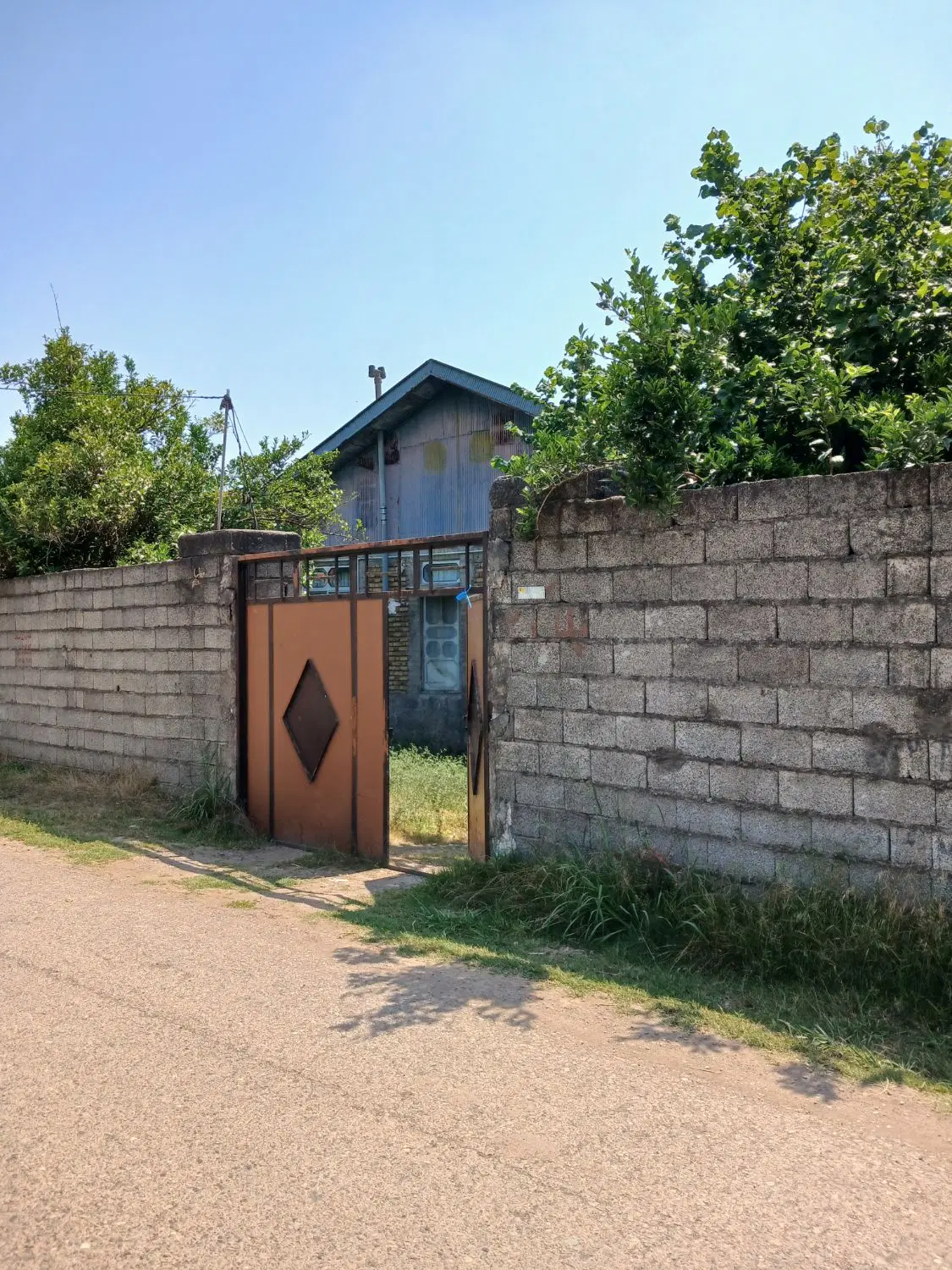 خانه ویلایی بر خیابان اصلی