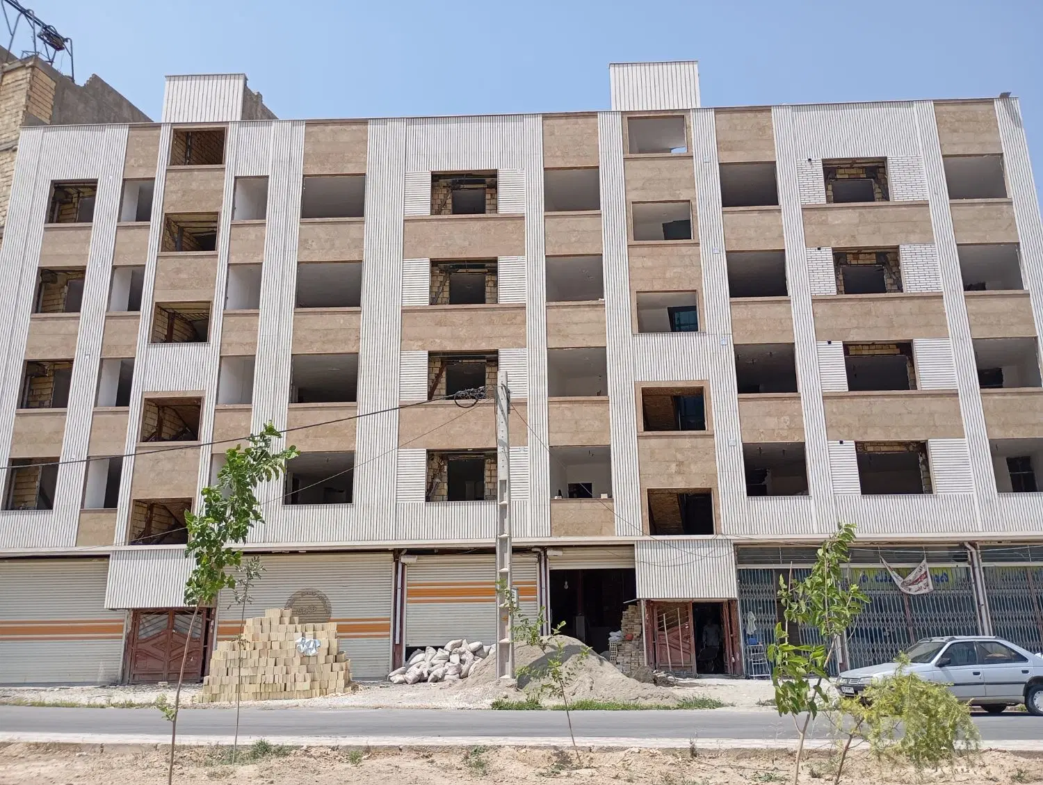 واحد ۱۲۹ متری جنوبی سه خواب خشک نوساز تراس بزرگ