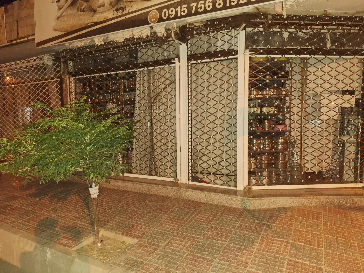 مغازه تجاری واقع در حاجی اباد نبش ولایت۲
