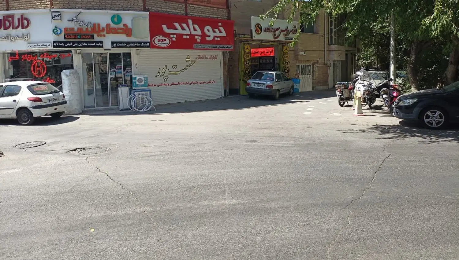 خانه 100 متری با مغازه بر خیابان رکن الدوله