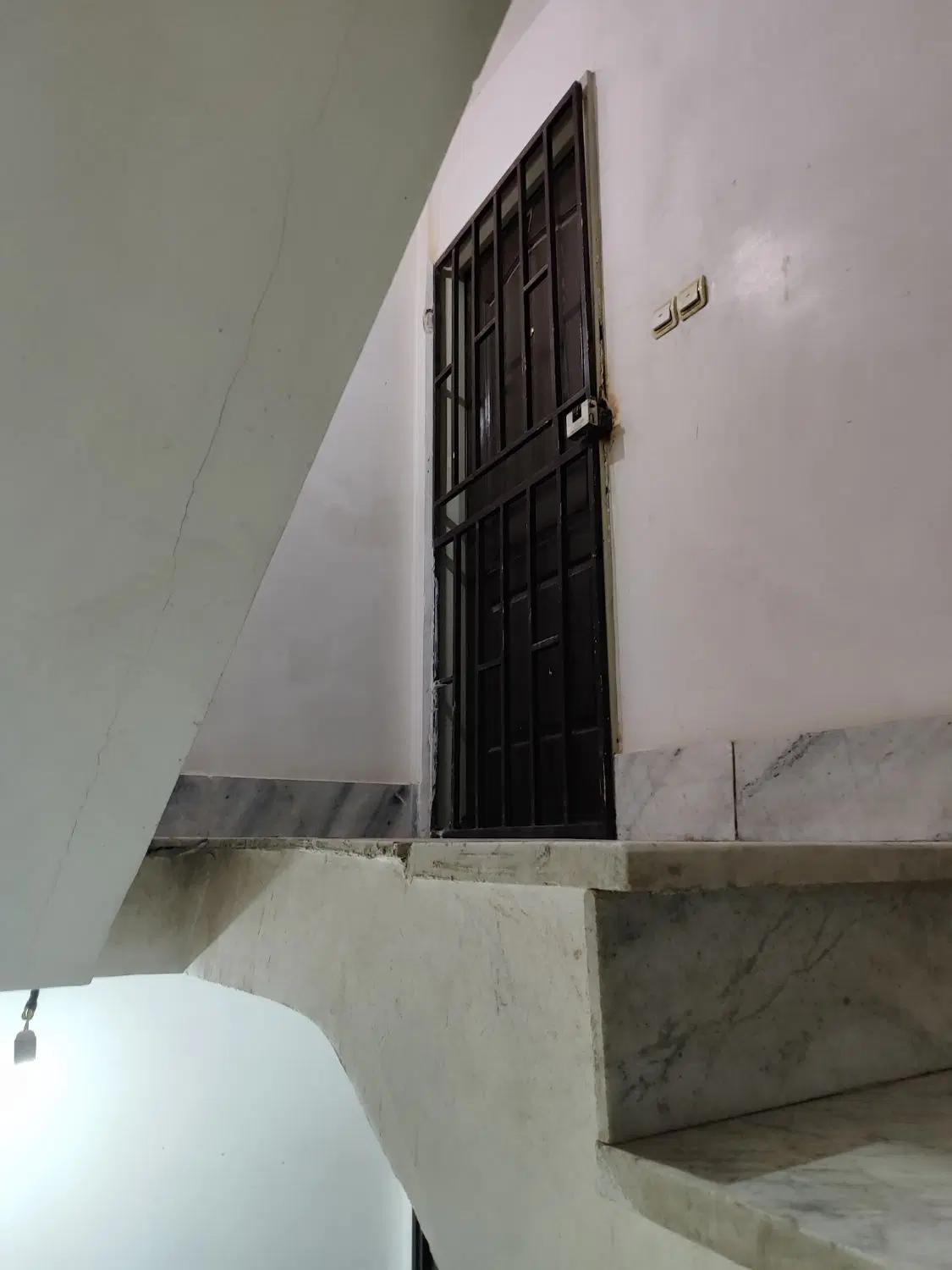۶۶ متر ،دو طرف نورگیر، دارای پارکینگ.
