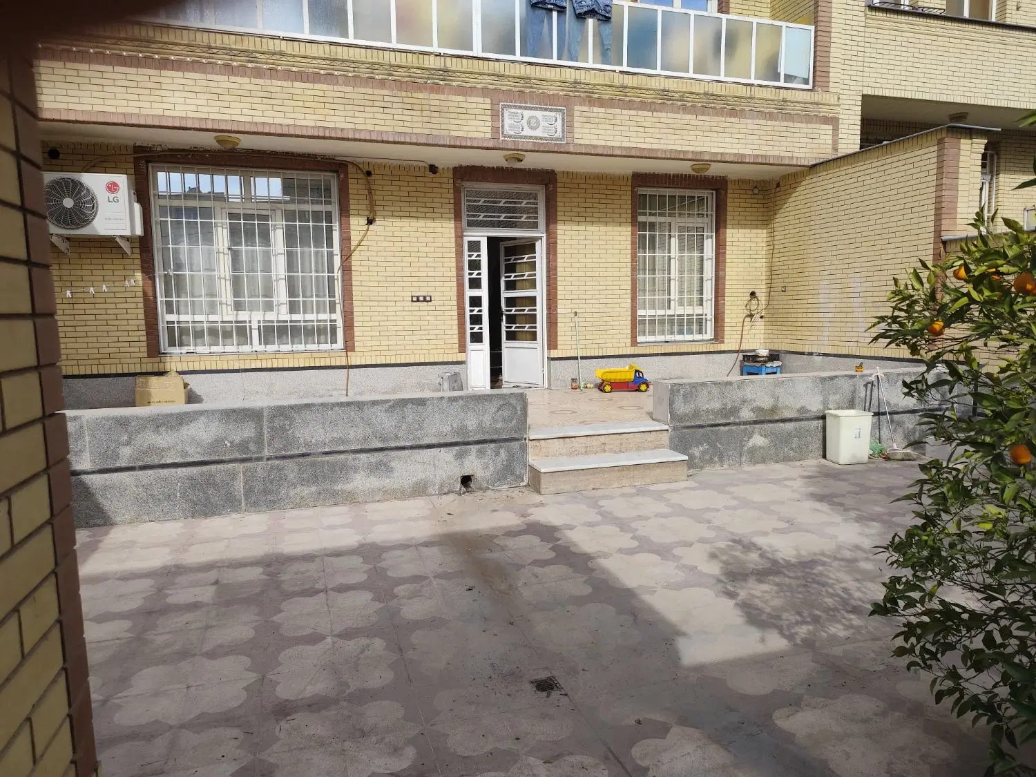 منزل ویلایی حیاط دار بزرگ