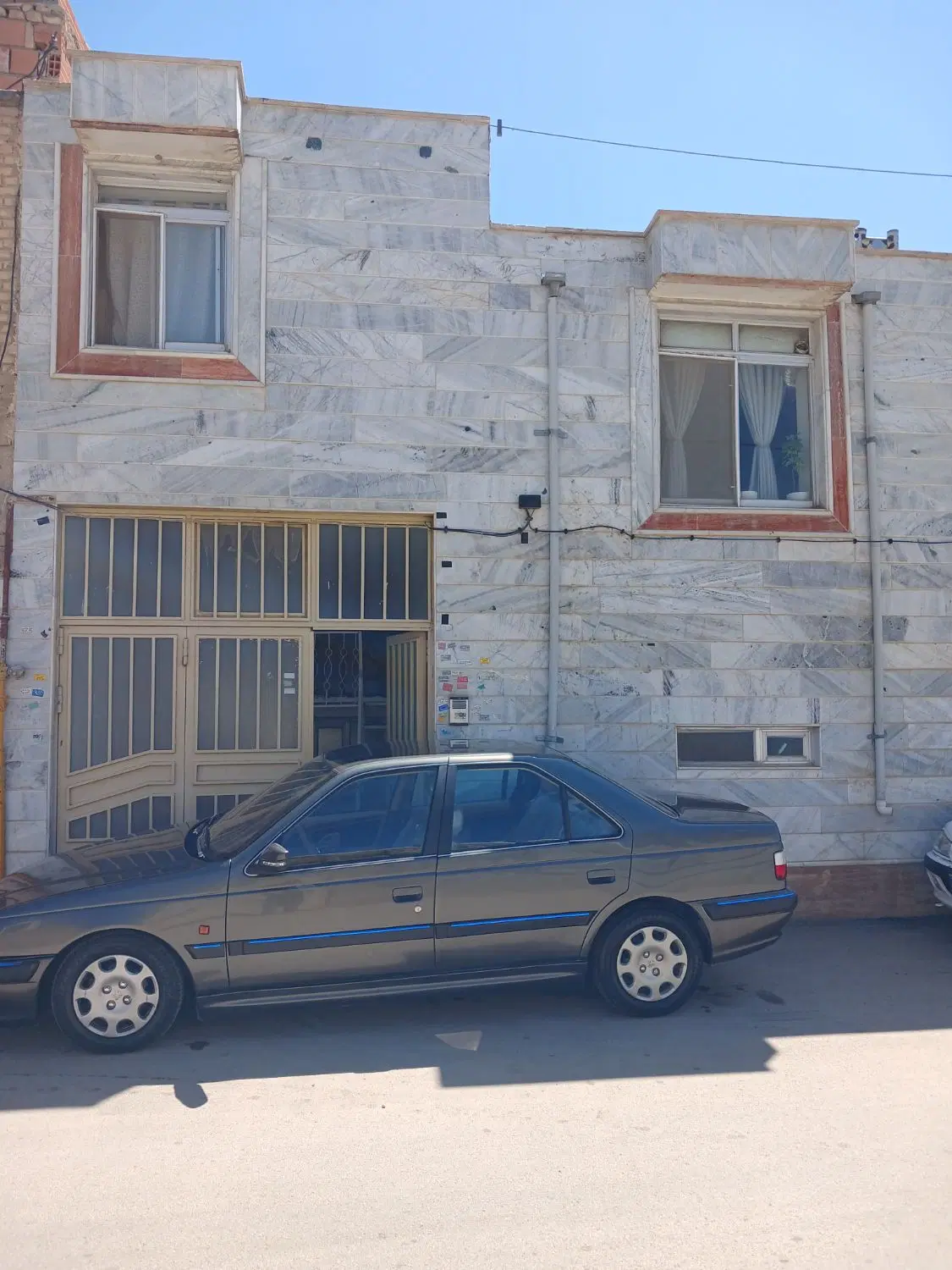 حیاط ویلایی دوطبقه مسکونی