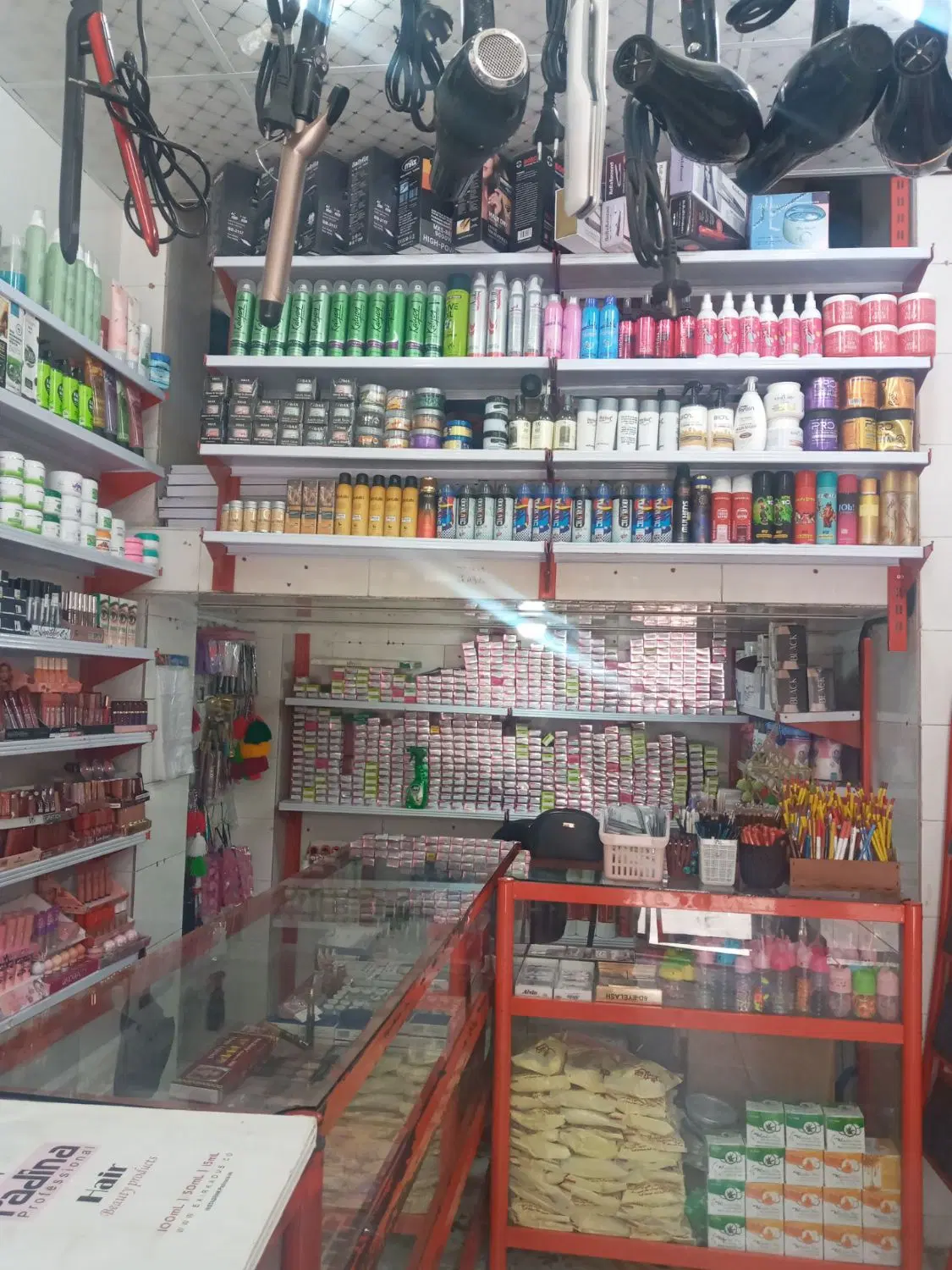 واگذاری مغازه ارایشی با تمام اجناس ب قیمت فاکتور