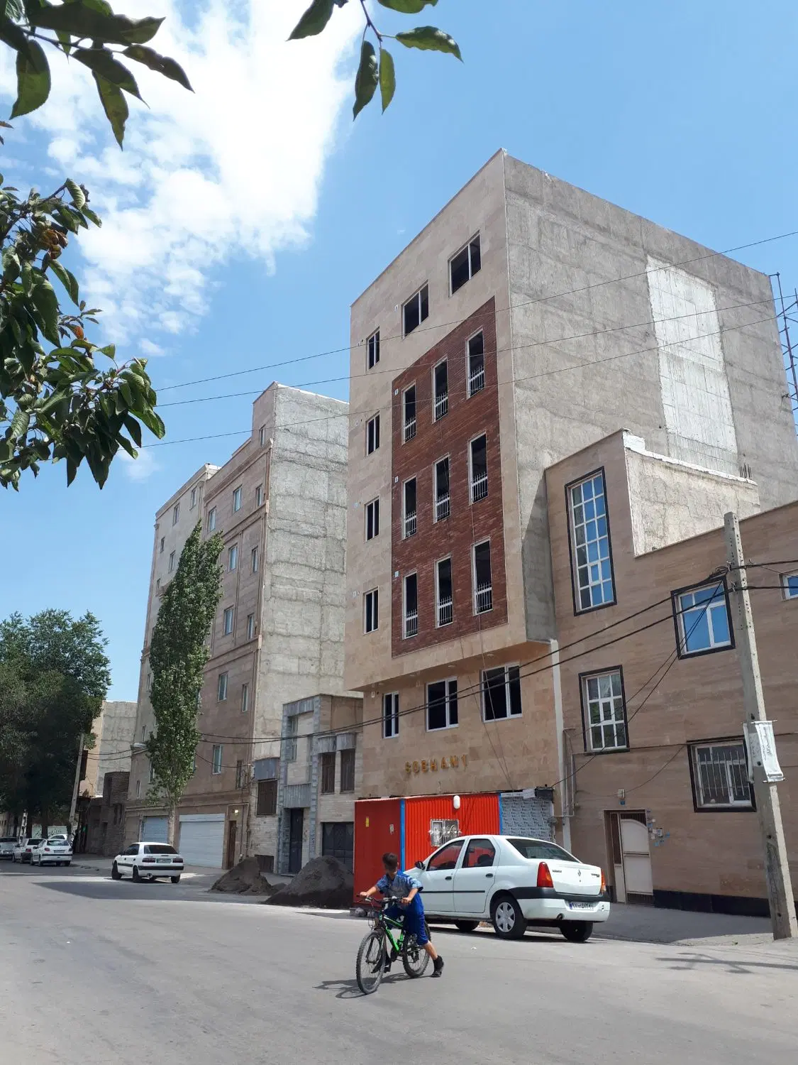 واحد در خیابان ۲۰ متری شهدا رجایی