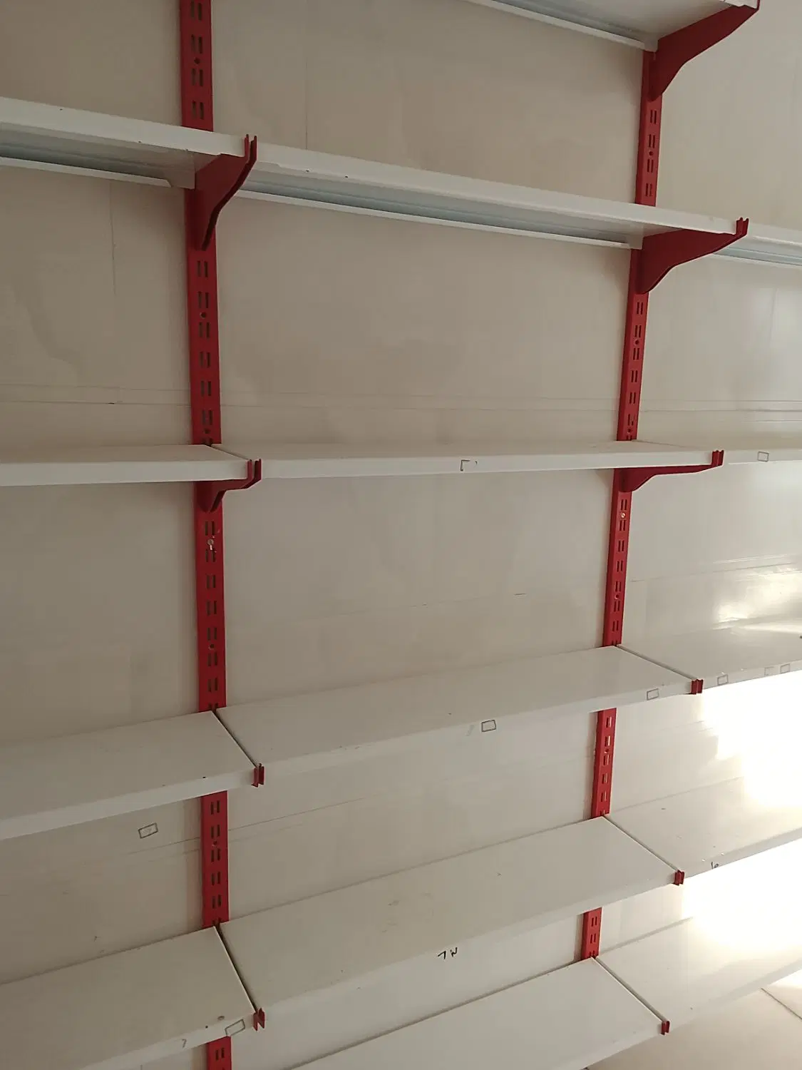 مغازه ۲۰متری قفسه بندی در نورآباد خیابان اصلی
