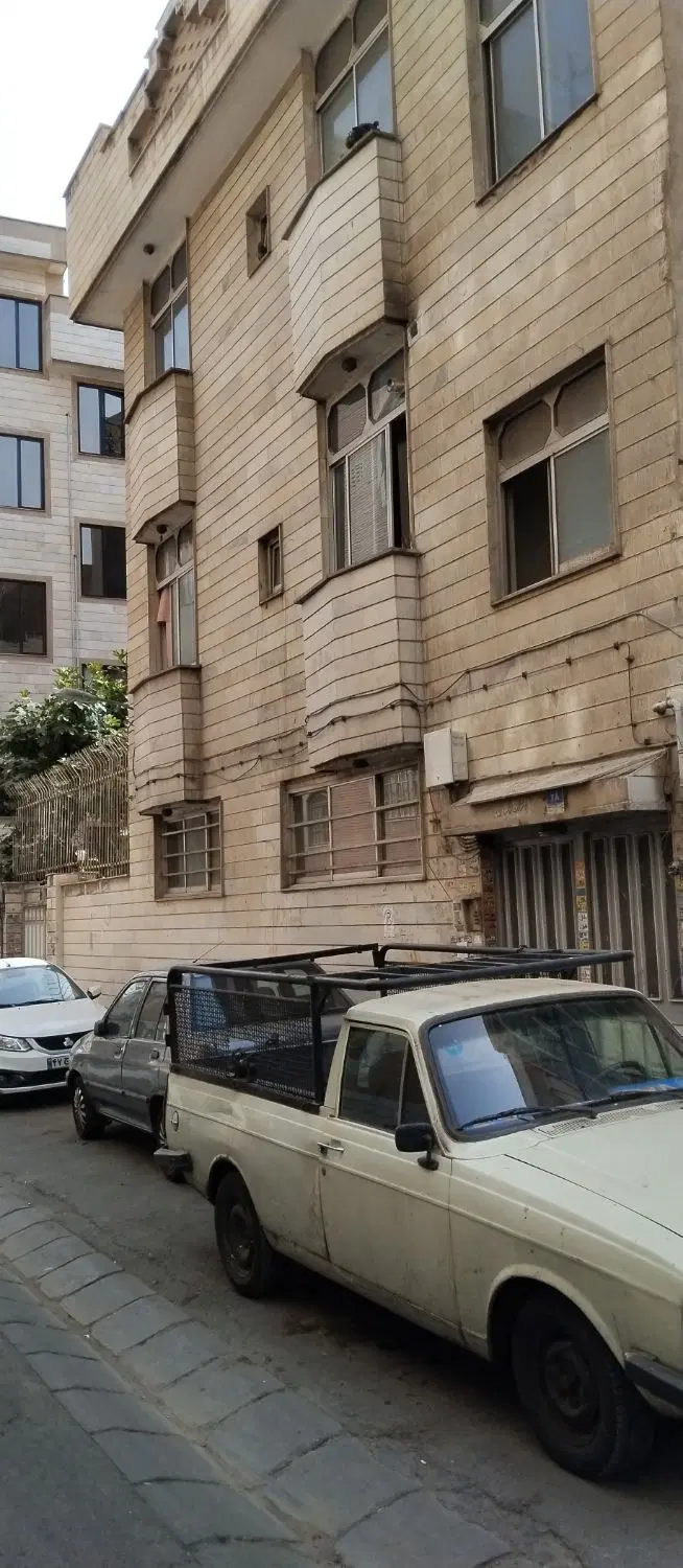 ملک قدیمی ، موقعیت خوب ، قابل سکونت و ساخت و ساز
