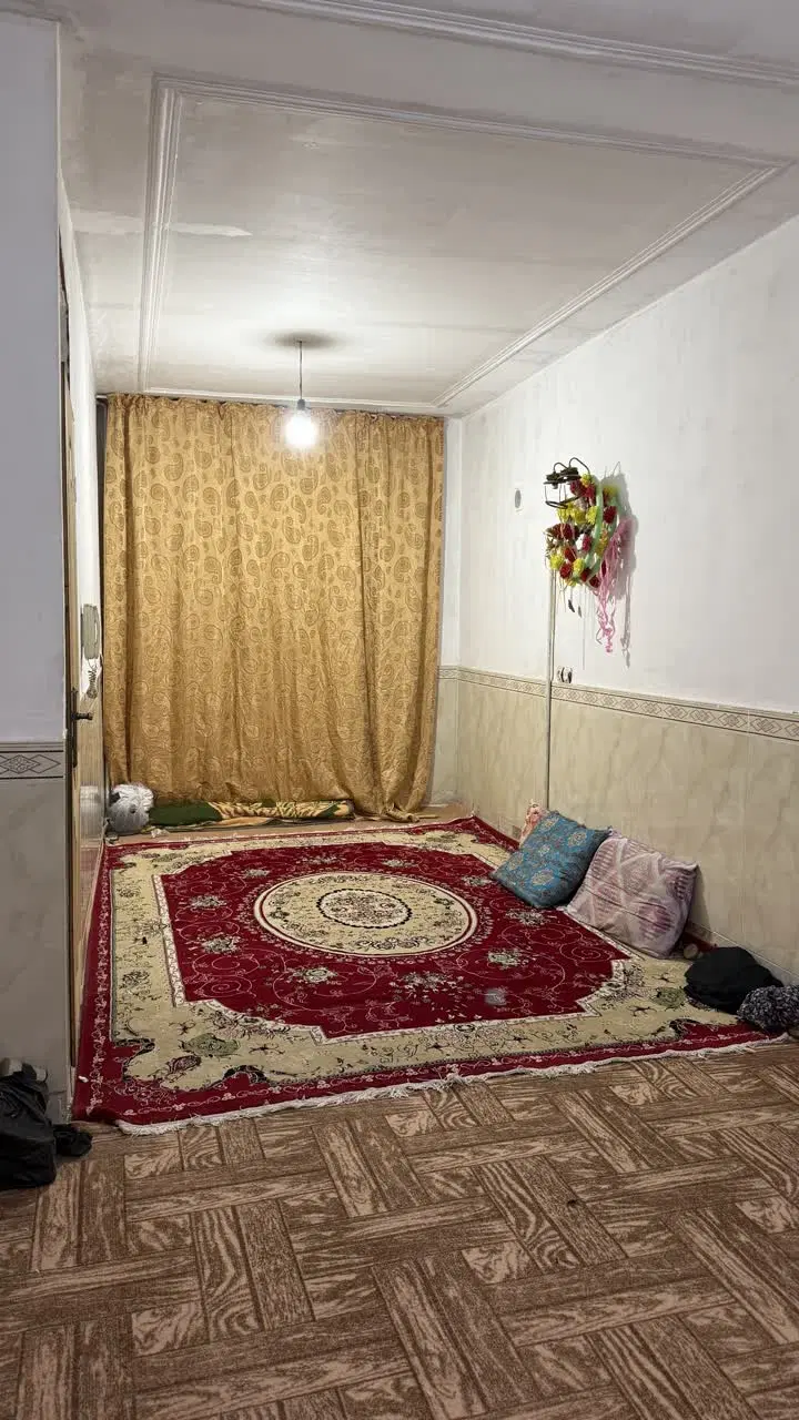 یک ساختمان سه طبقه آب برق گاز