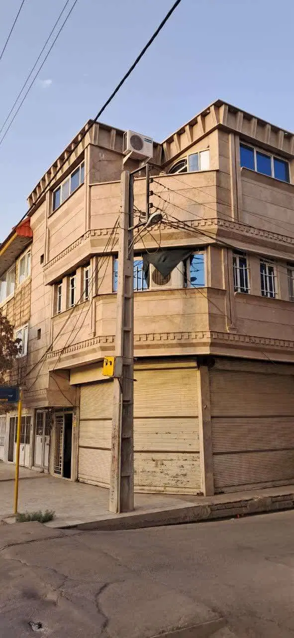 خانه ویلایی با مغازه بر خیابان صداقت