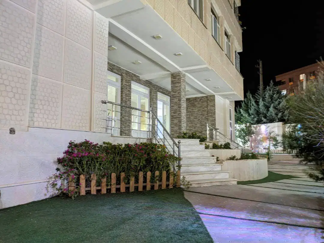 ویلایی یک طبقه و نیم دربست سند دار صدرا فاز یک