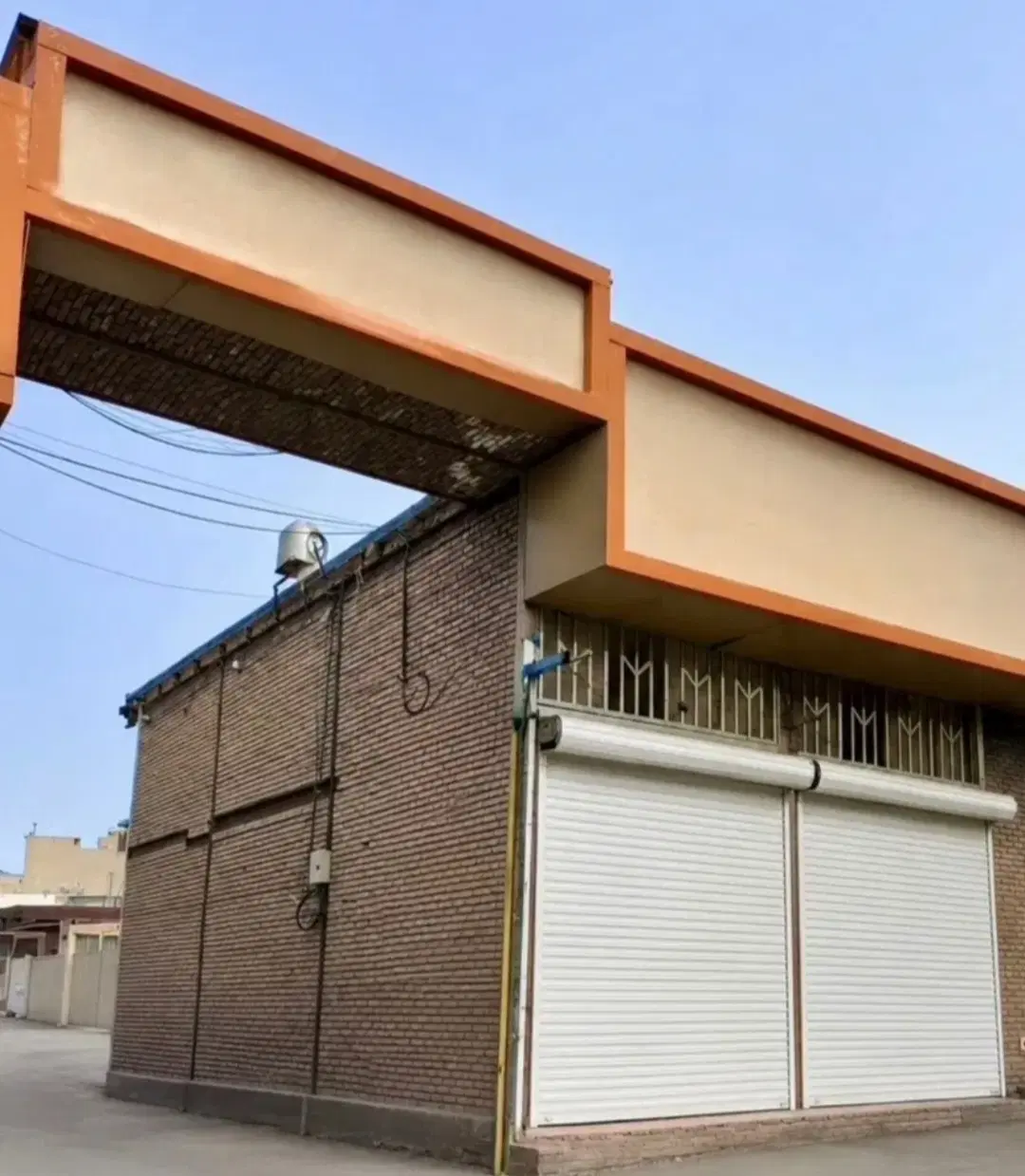 گاراژ ۴۰۰ متر بر خیابان کارگر به همراه پنج مغازه
