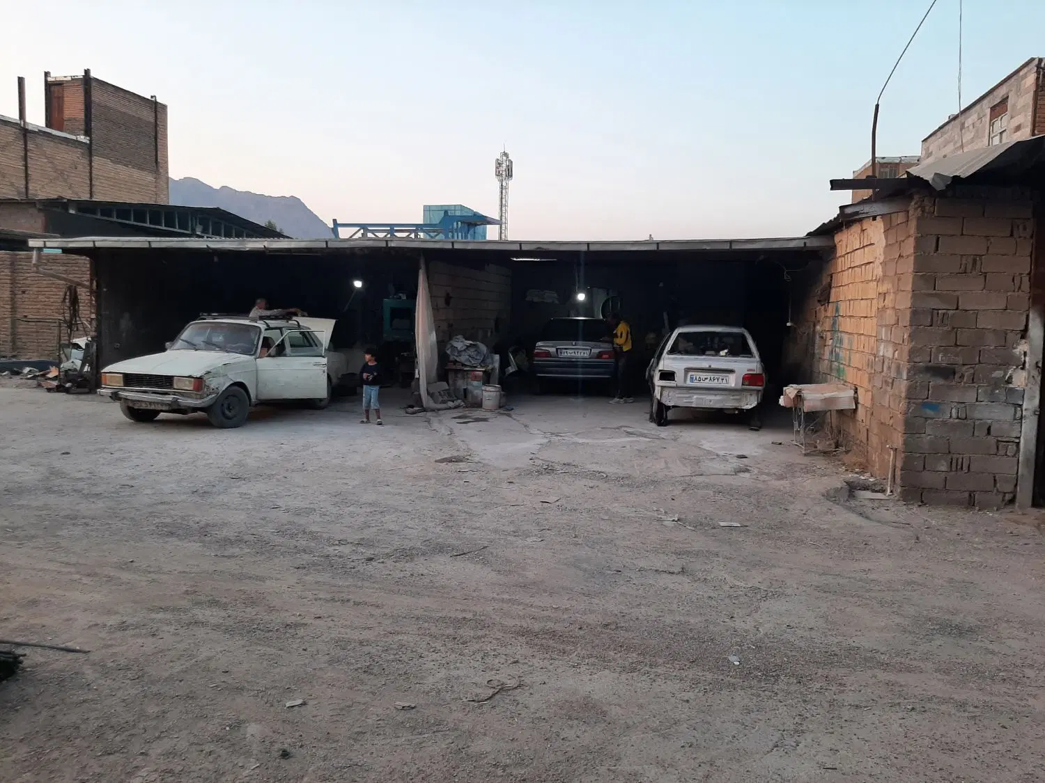 مغازه داخل گاراژ
